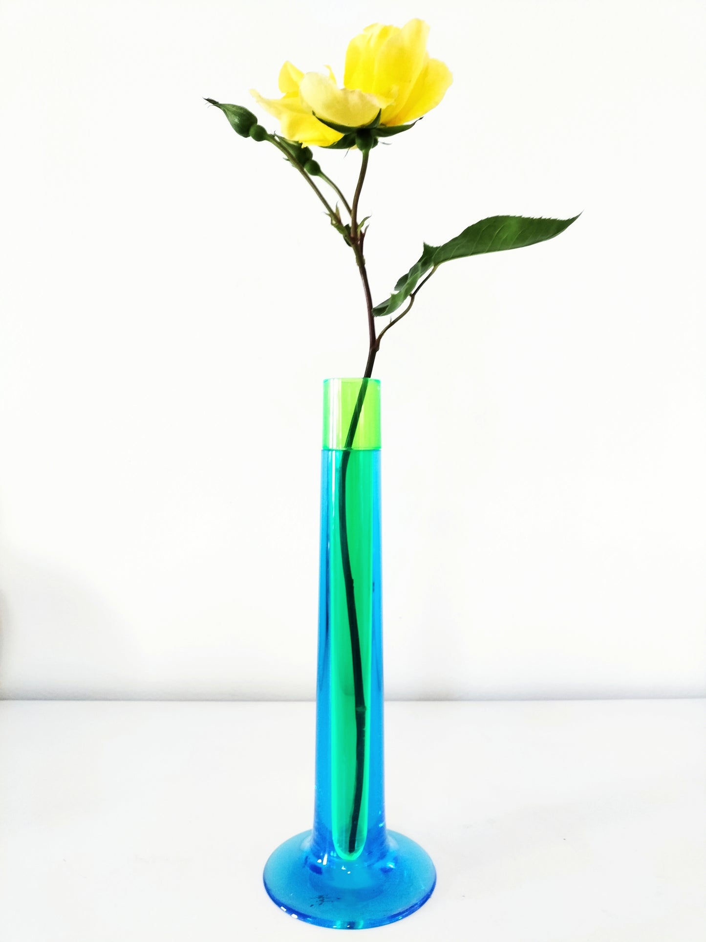 Vase soliflore "Flûte" en plexi de Stefano Giovannoni pour Alessi 2002