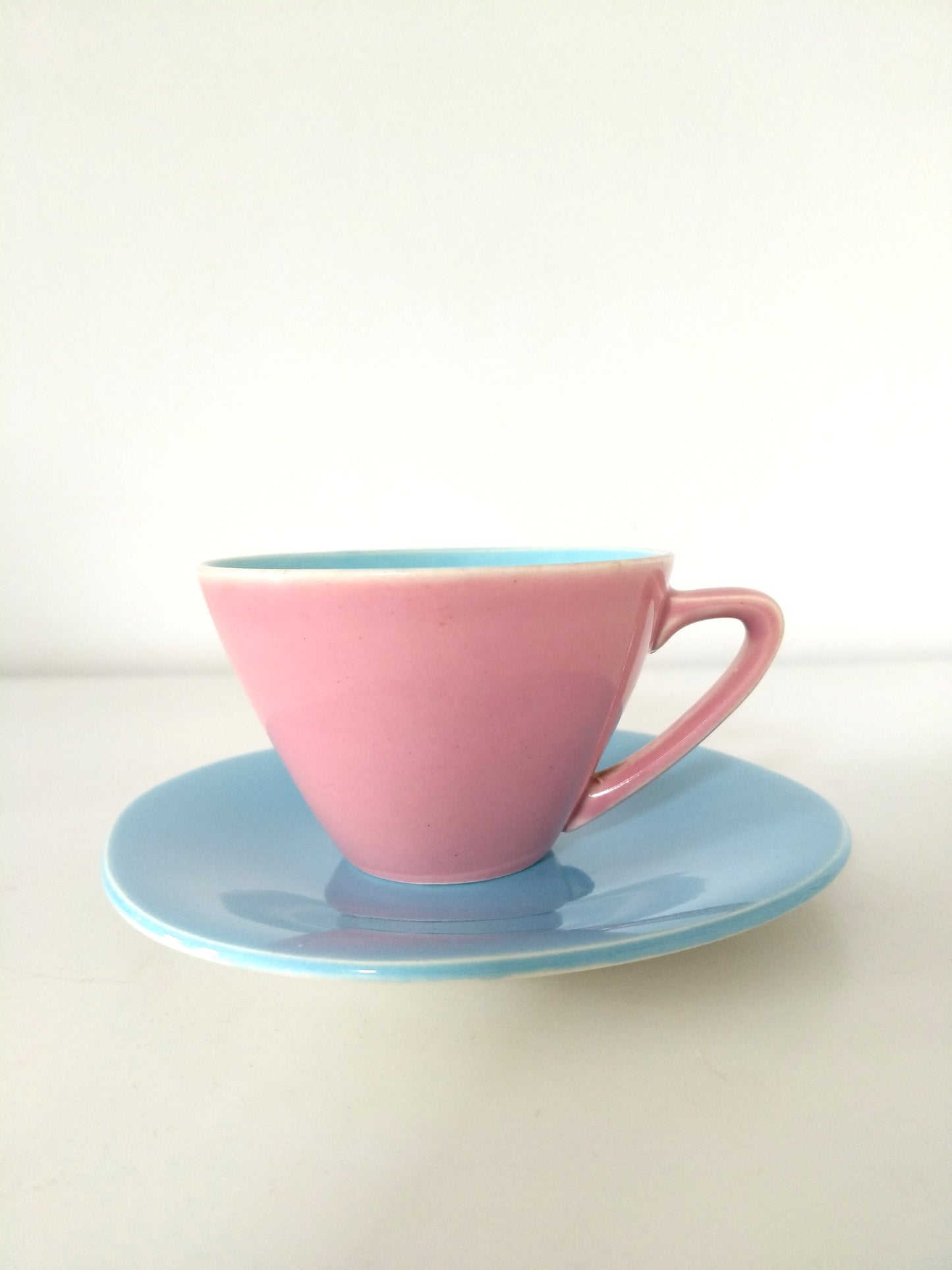 Ensemble 1 tasse rose et 1 soucoupe bleu ciel Boch La Louvière Miami Bicolore