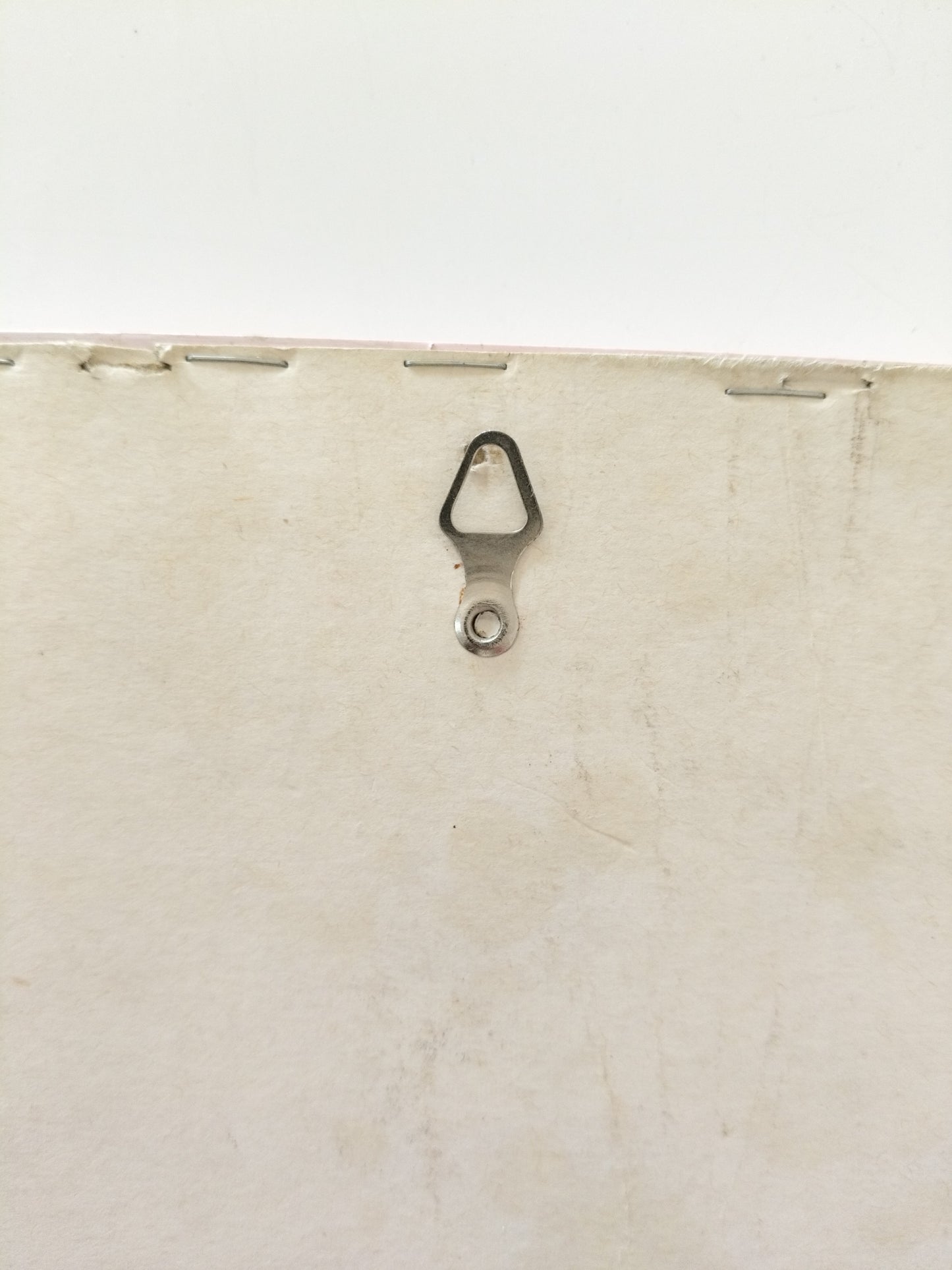 Broderie murale encadrée décor naïf enfantin