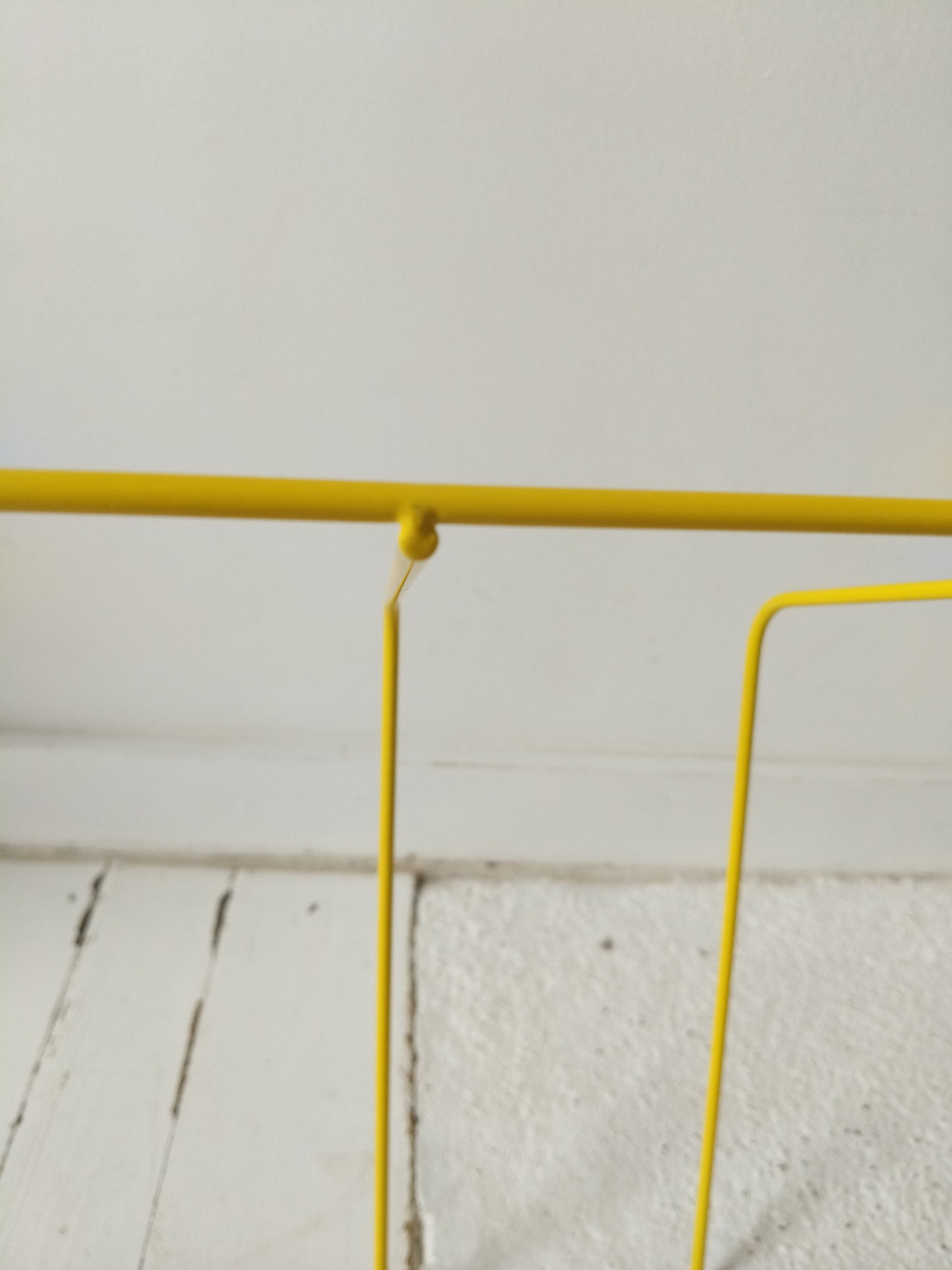 Porte-revues/ range-livres métallique jaune Ikea Blejd 2016