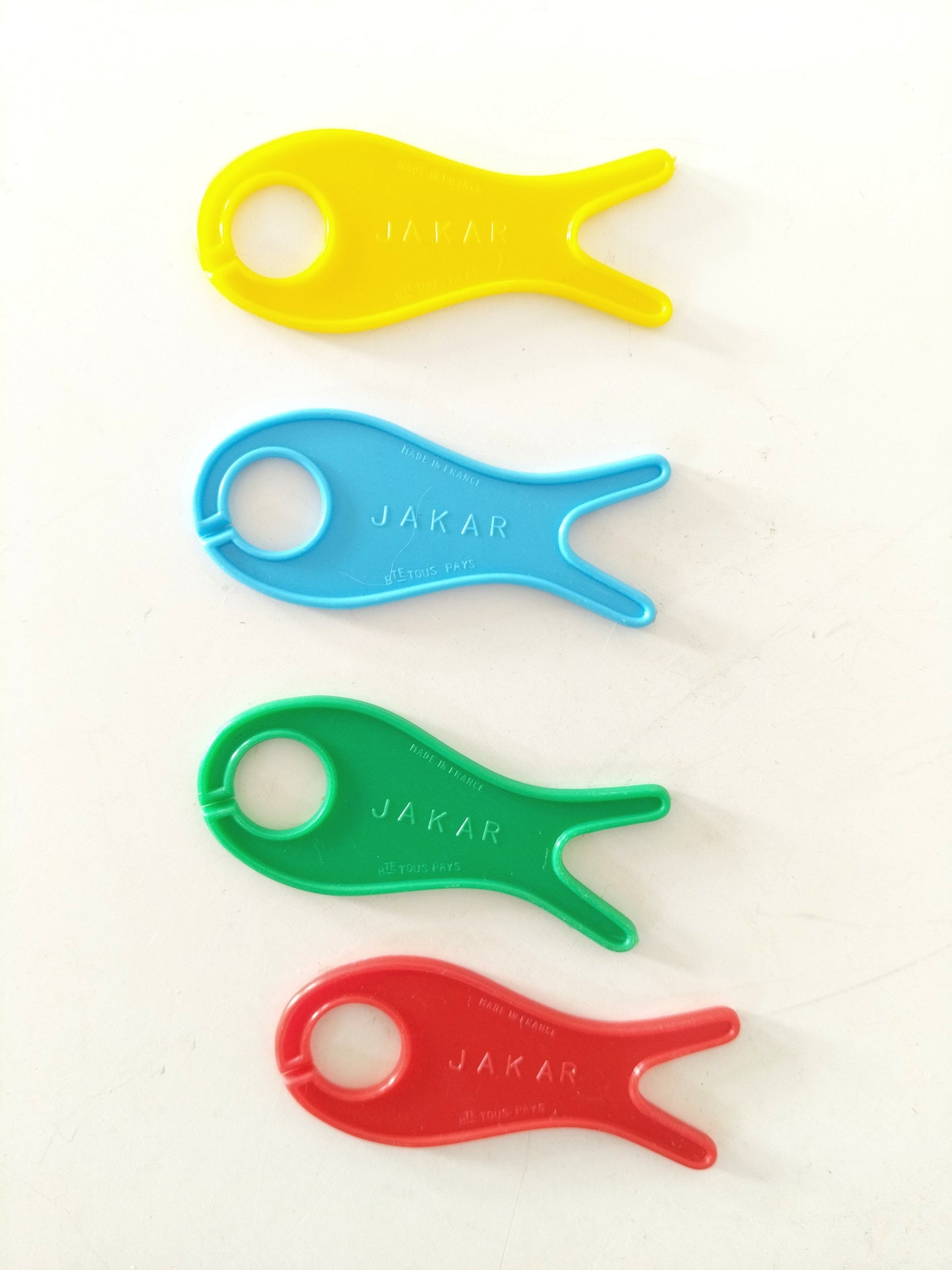 Set de 4 petites bobinettes/navettes/ poissons Jakar en plastique/déco murale salle de bain