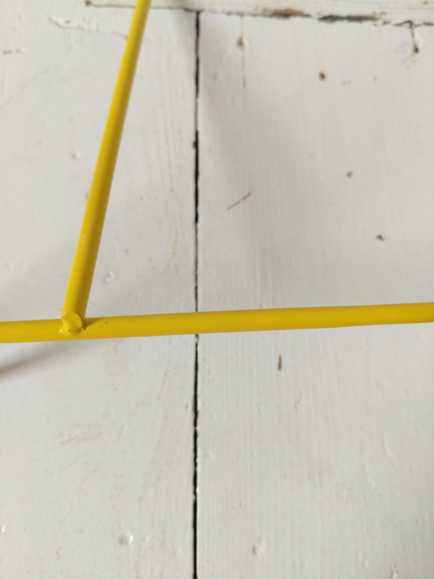 Porte-revues/ range-livres métallique jaune Ikea Blejd 2016