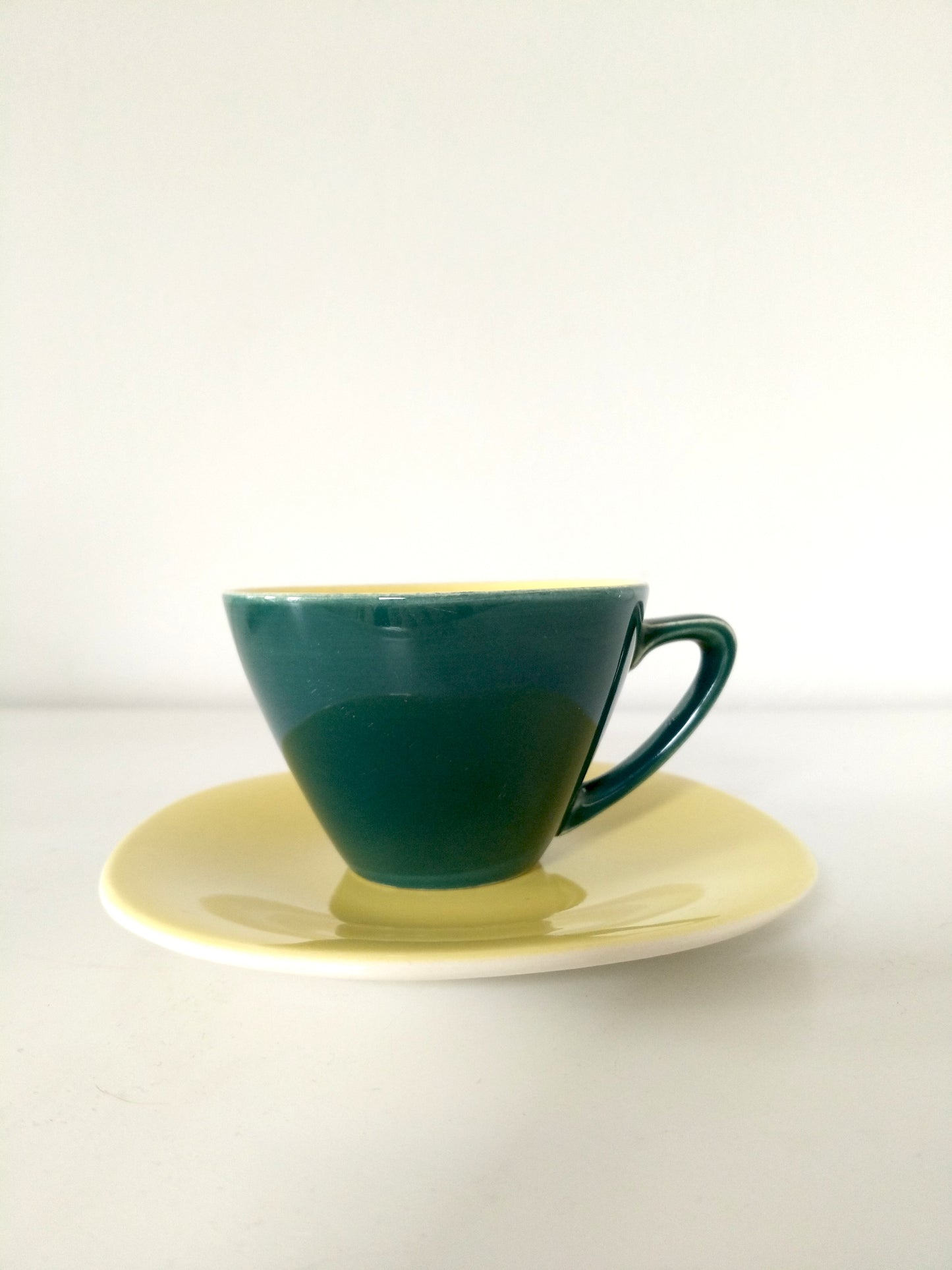 Ensemble 1 tasse verte + 1 soucoupe jaune Kéralux Boch La Louvière Miami Bicolore