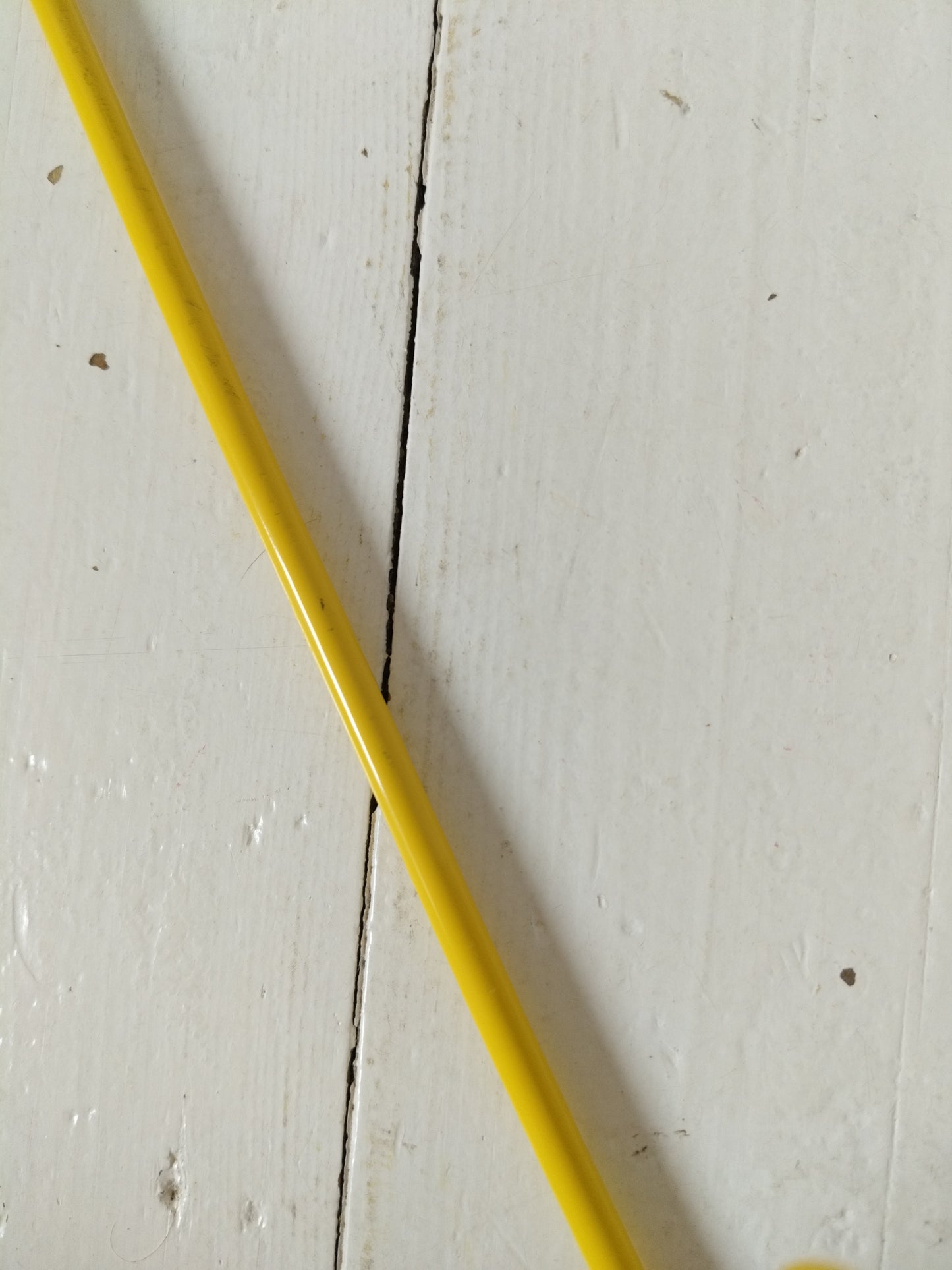 Porte-revues/ range-livres métallique jaune Ikea Blejd 2016