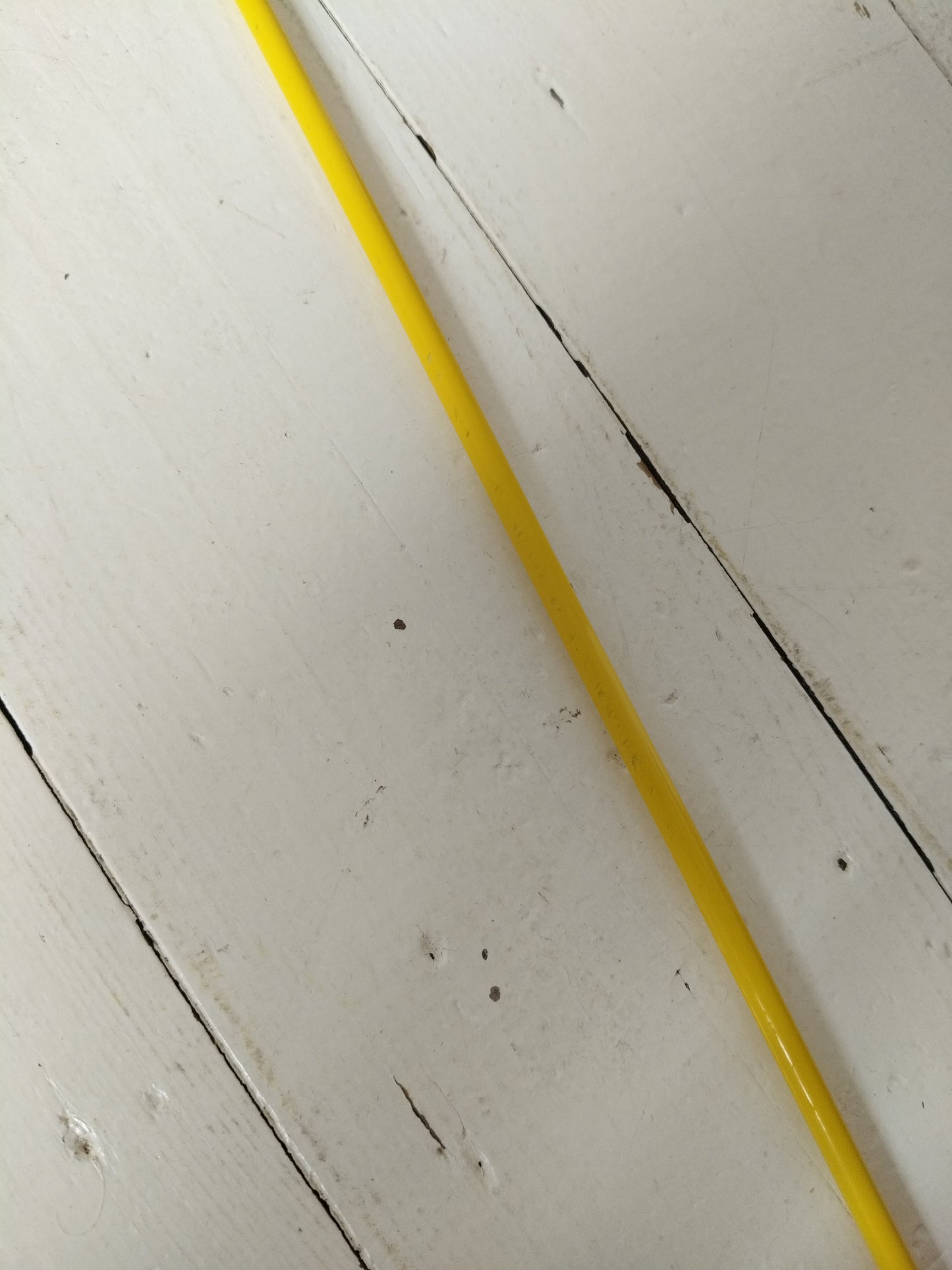 Porte-revues/ range-livres métallique jaune Ikea Blejd 2016