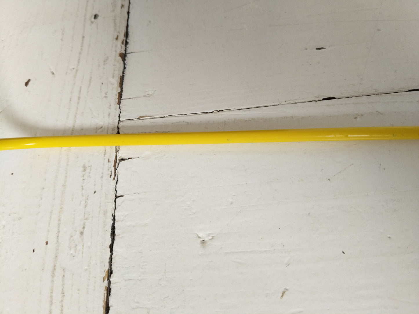 Porte-revues/ range-livres métallique jaune Ikea Blejd 2016