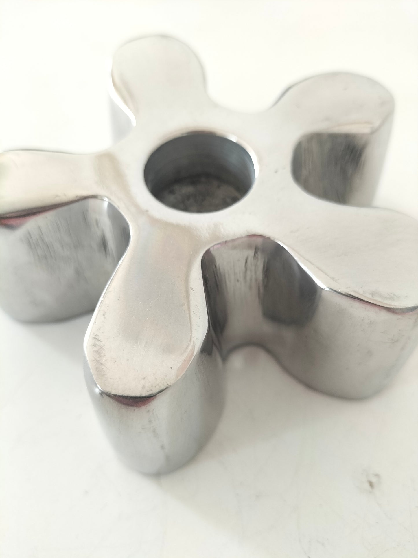 Bougeoir fleur en aluminium