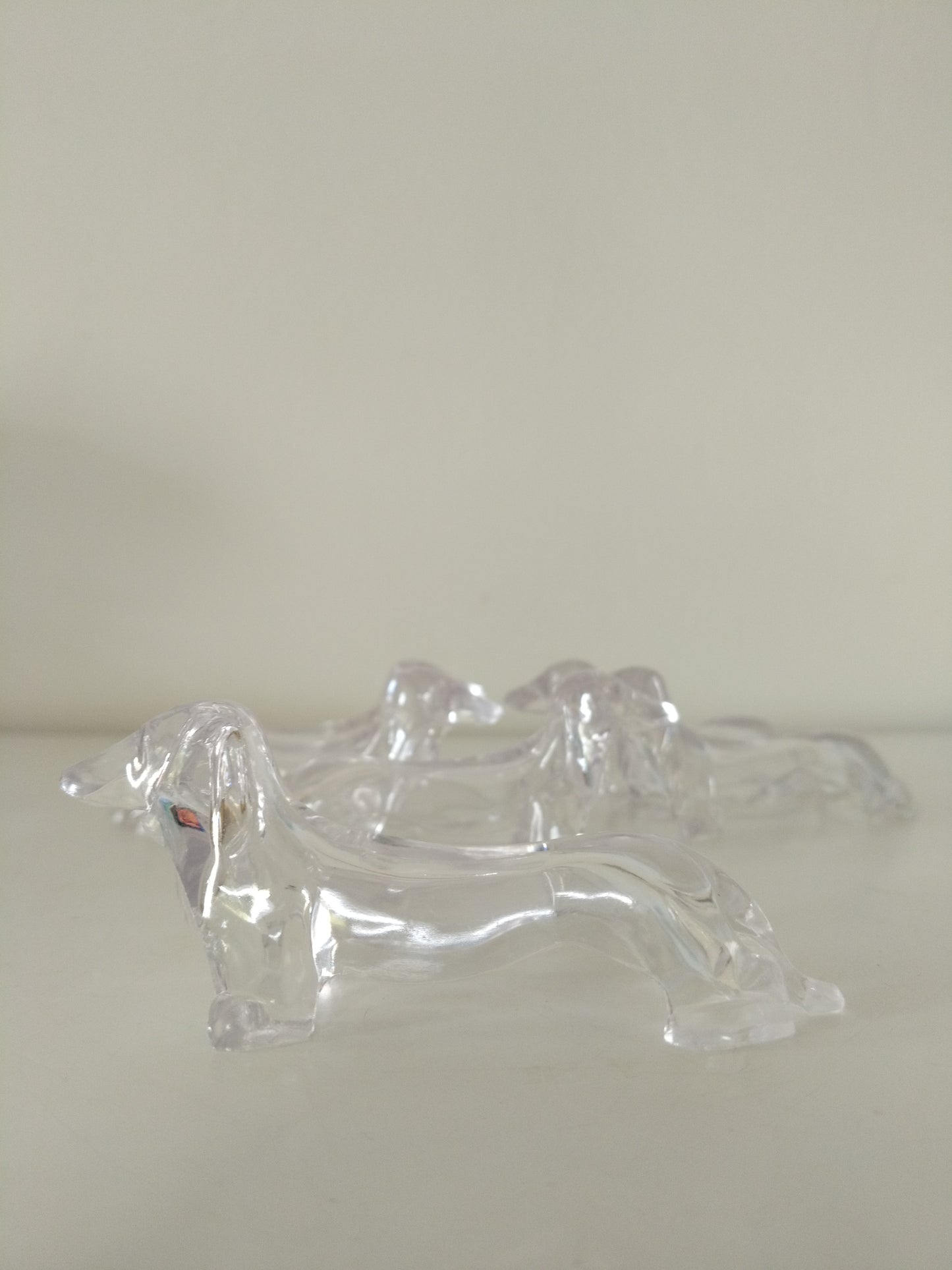 Set de 6 repose/ pose-couteaux chien teckel en plexi transparent (2 sets disponibles)