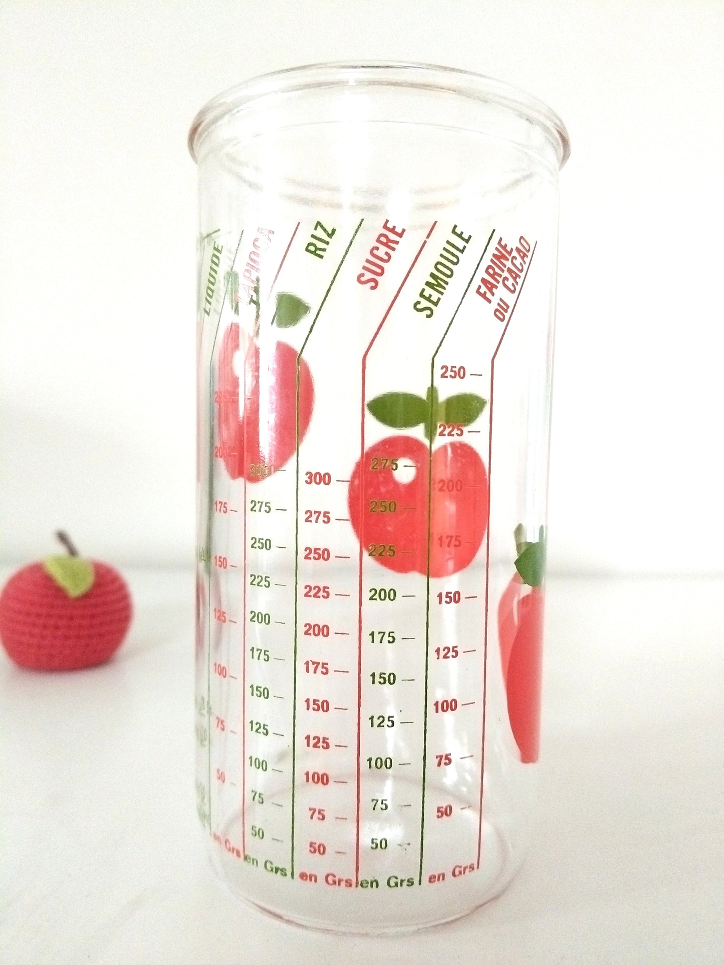 Verre doseur mesureur/ récipient gradué/ Henkel décor pommes
