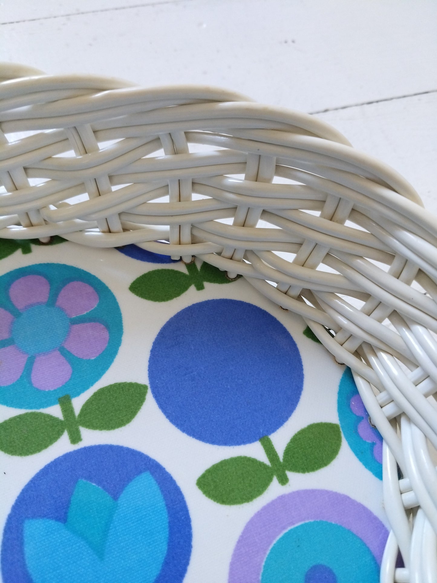 Corbeille vintage flower power en formica et scoubidou