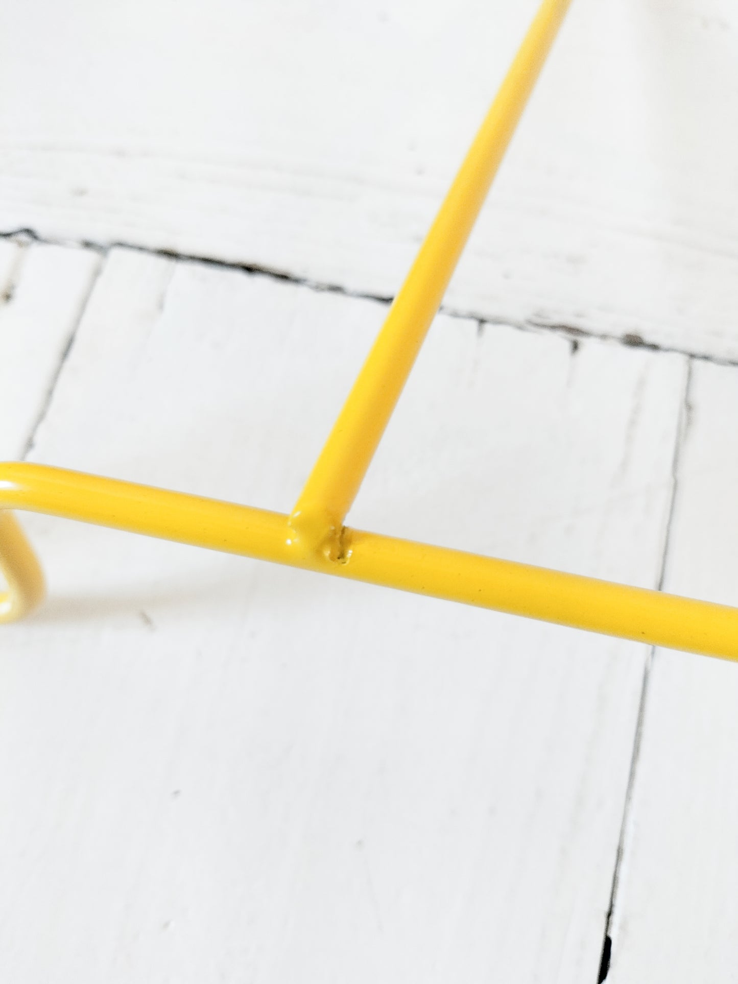 Porte-revues/ range-livres métallique jaune Ikea Blejd 2016