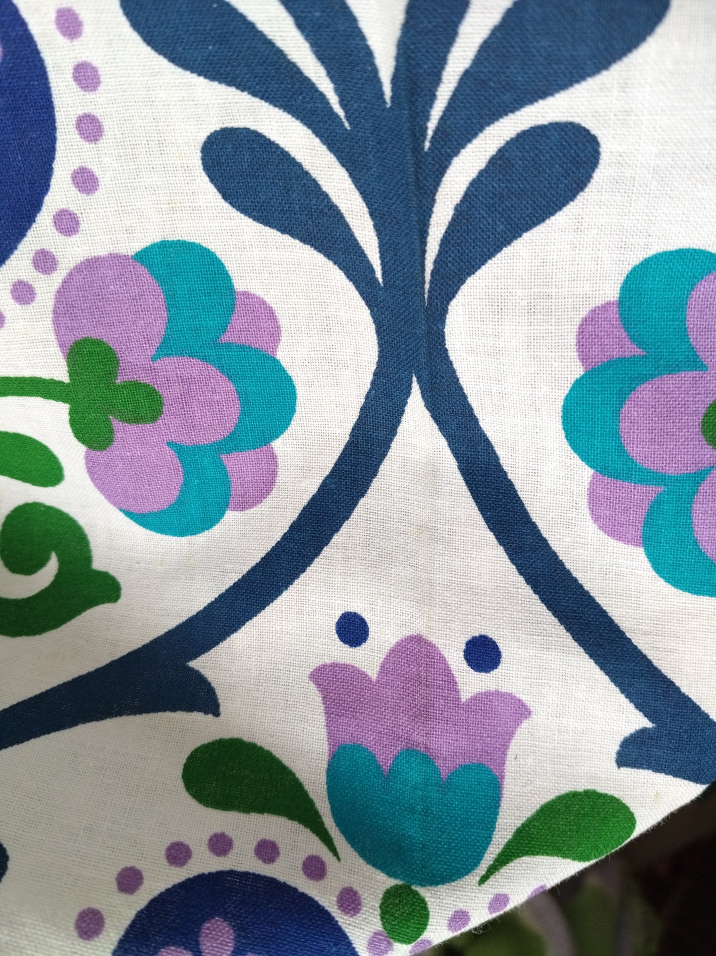 Tissu vintage flower power 100% coton au mètre (8 mètres dispos)