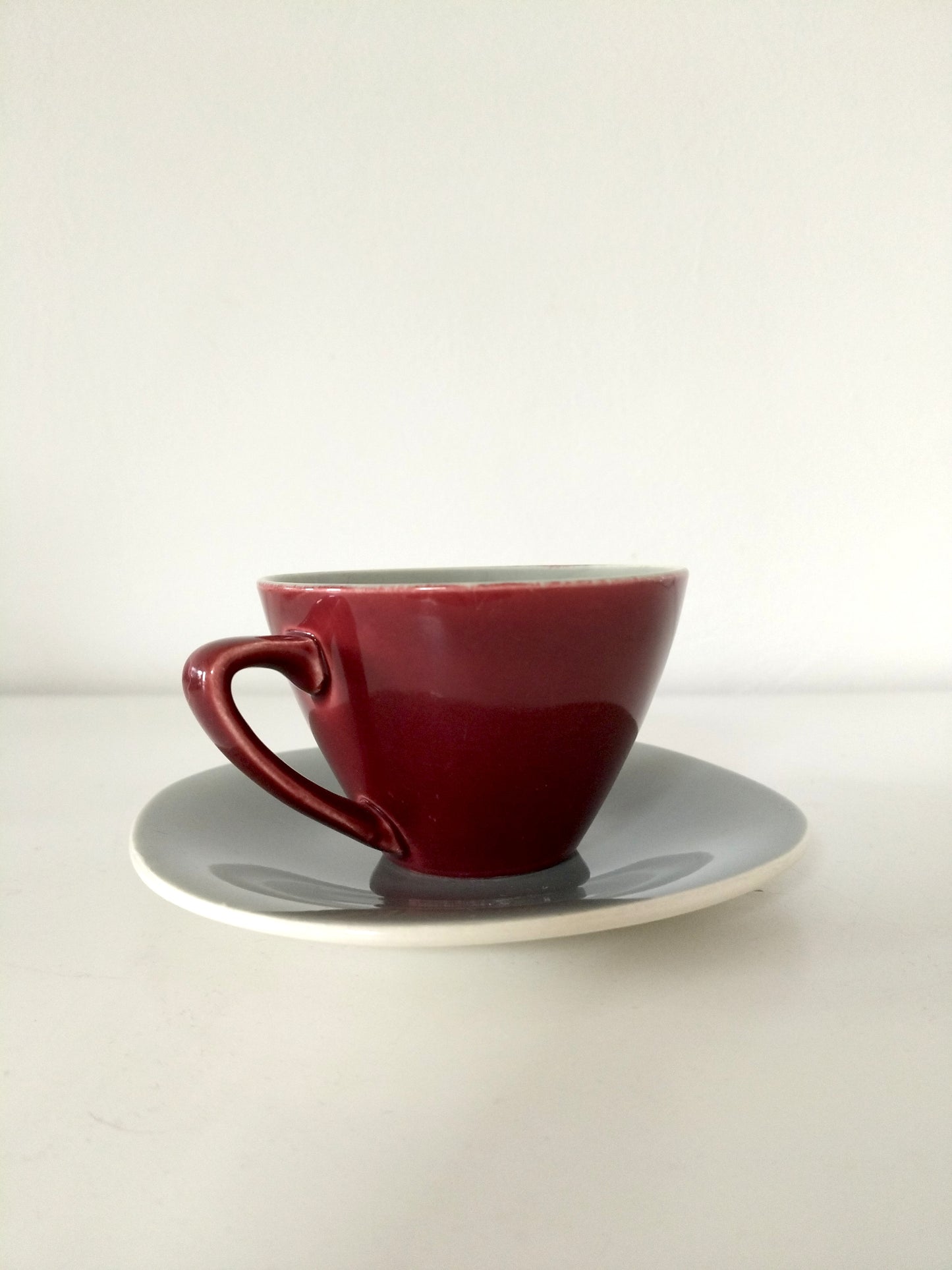 Ensemble 1 tasse bordeaux + 1 soucoupe grise Kéralux Boch La Louvière Miami Bicolore