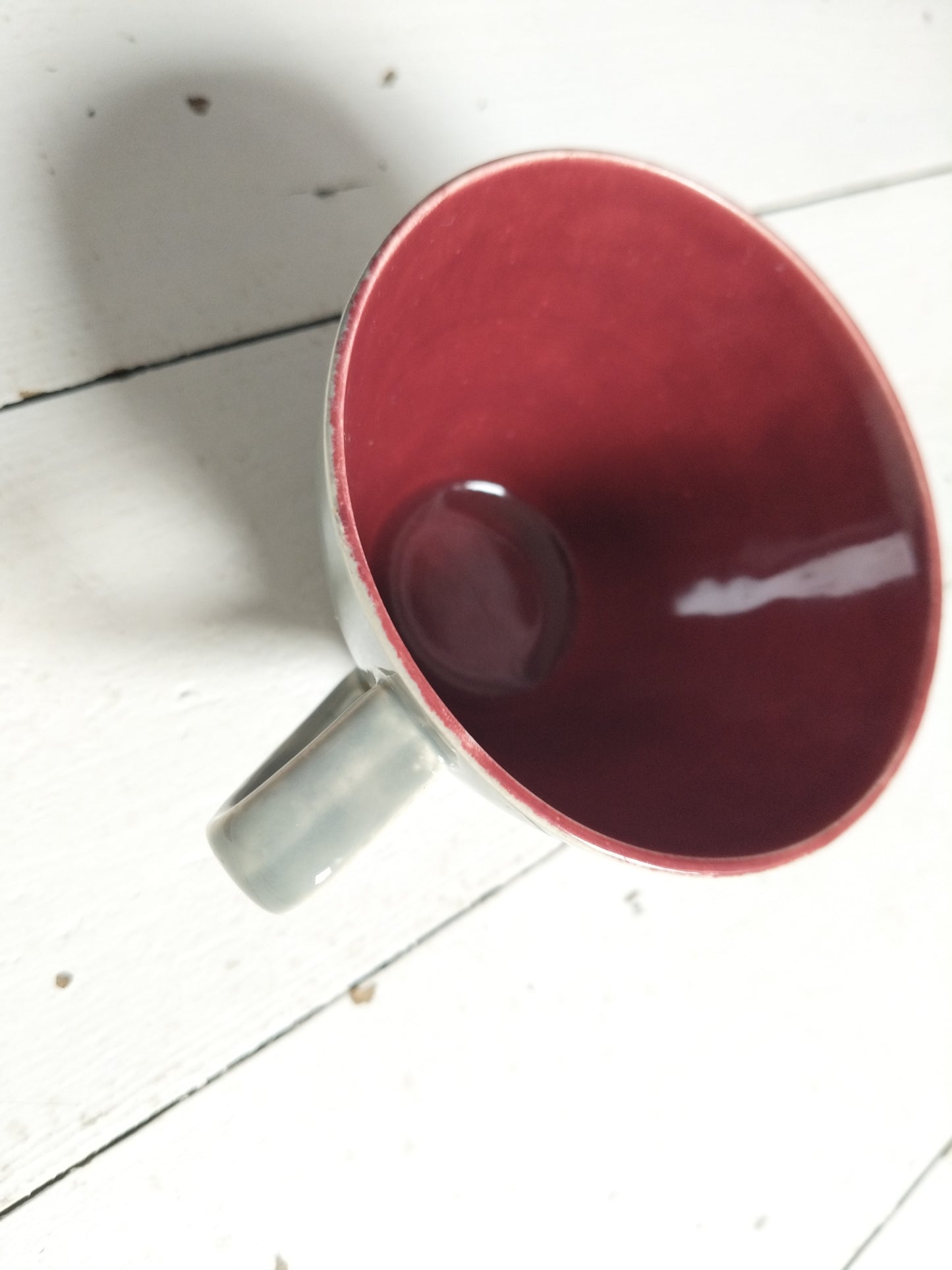 Ensemble 1 tasse grise et 1 soucoupe bordeaux Boch La Louvière Miami Bicolore