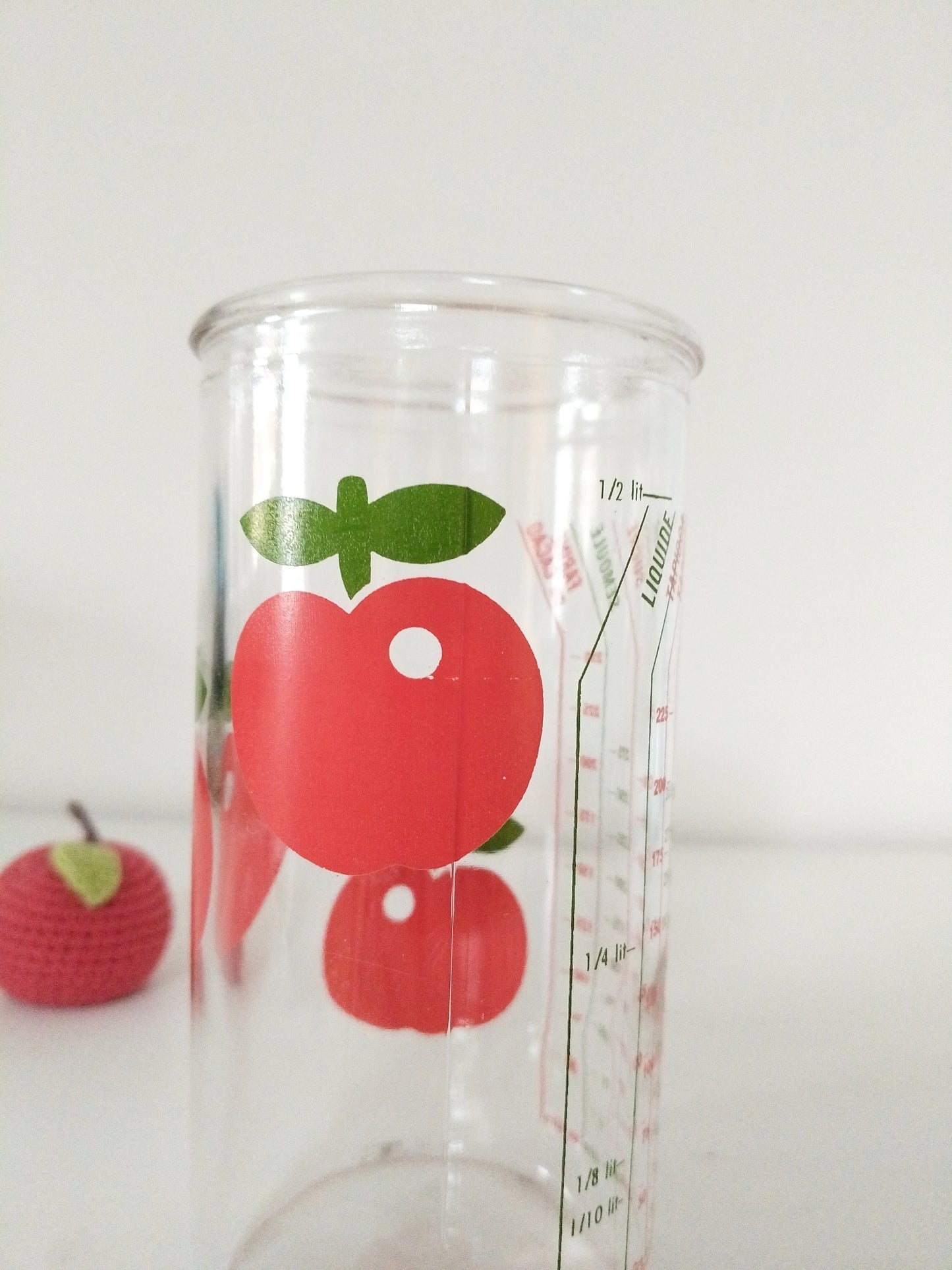 Verre doseur mesureur/ récipient gradué/ Henkel décor pommes