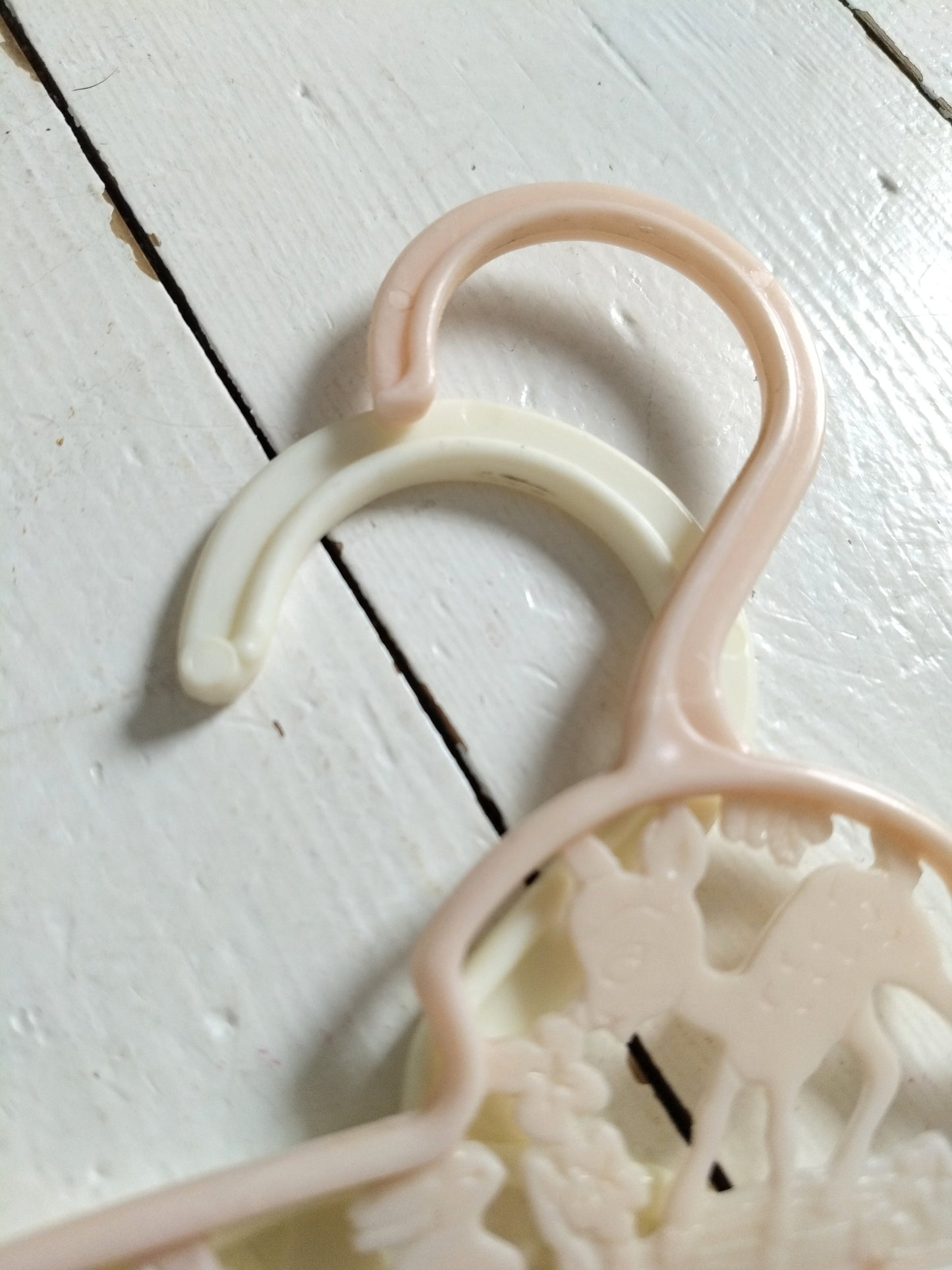 Ensemble de 2 cintres en plastique enfant - cetaitmieuxavant