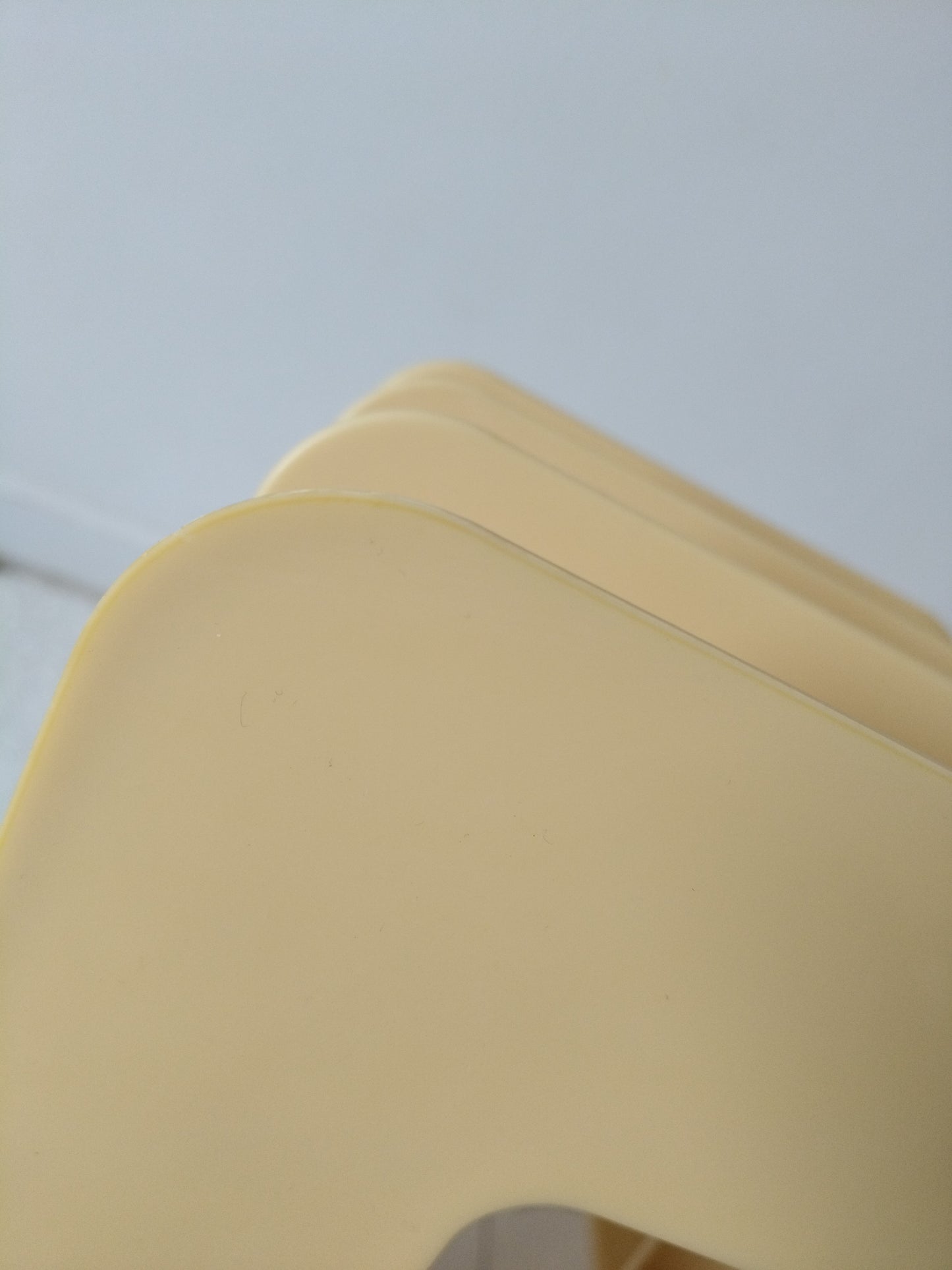 Range-livres/ magazines/ vinyles en plastique beige par Sven-Eric Juhlin pour Gustavsberg 1395