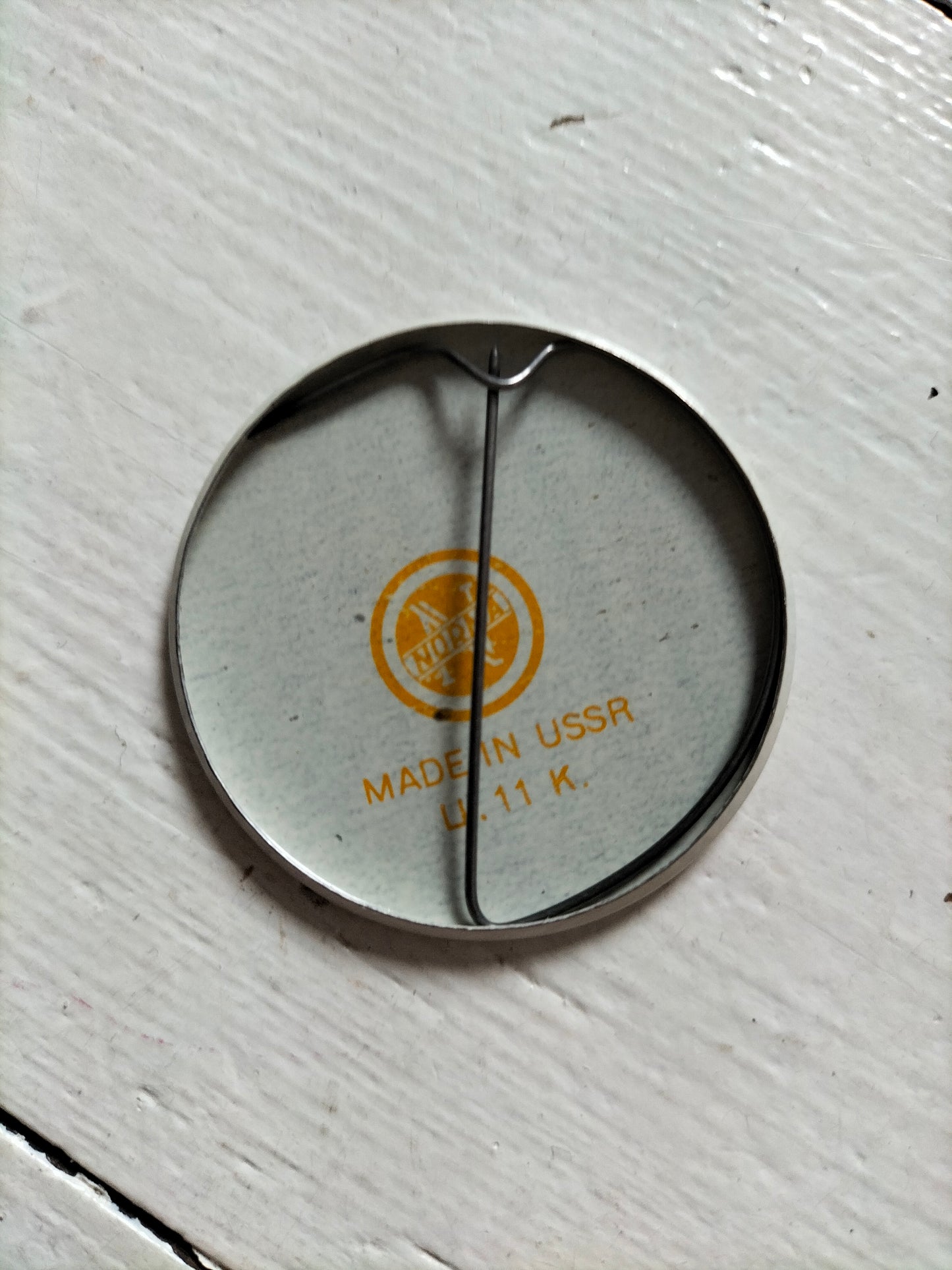 Ancien badge métallique 70's (ou magnet) Norma made in URSS (Estonie) à l'unité