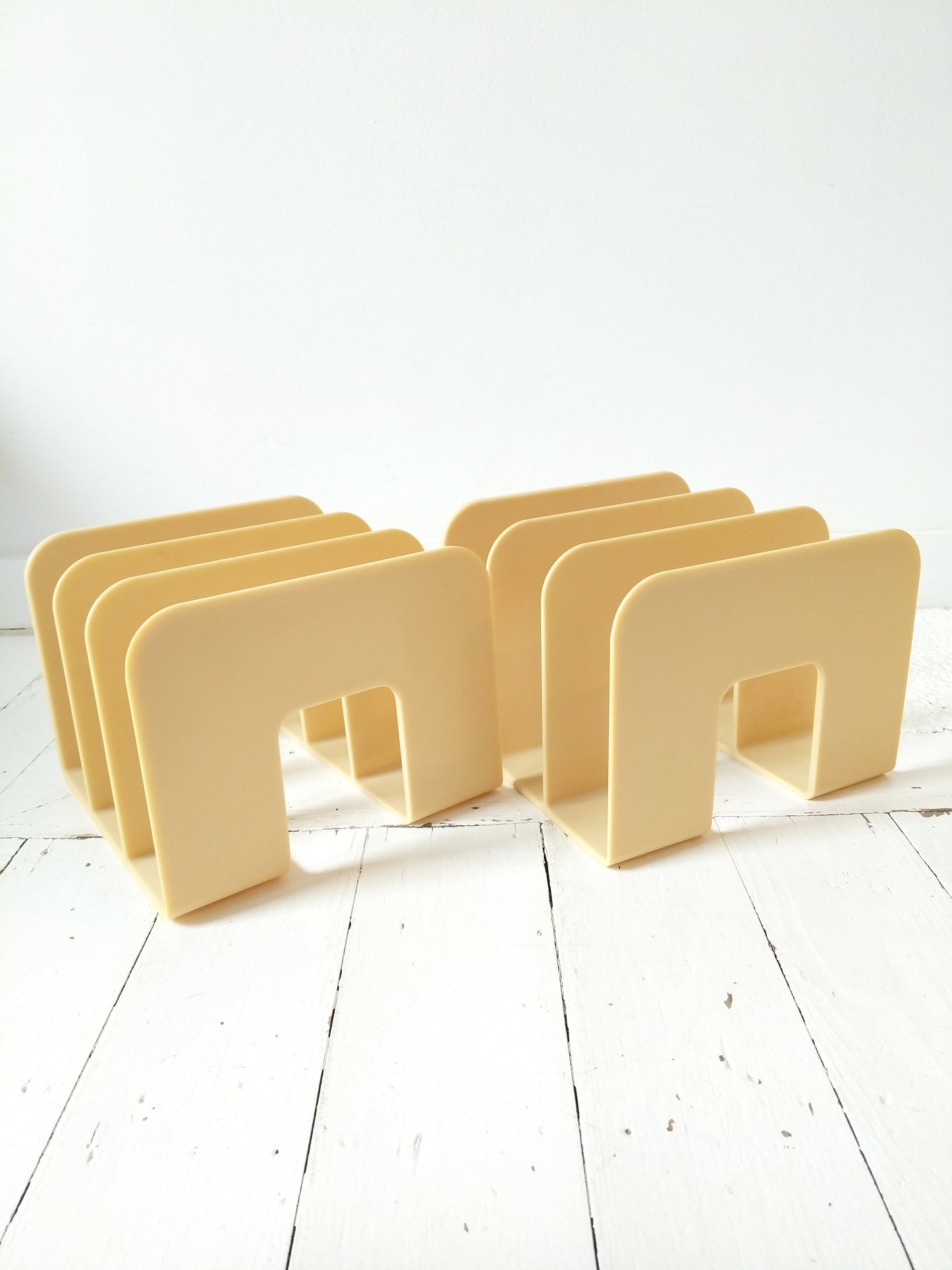 Range-livres/ magazines/ vinyles en plastique beige par Sven-Eric Juhlin pour Gustavsberg 1395