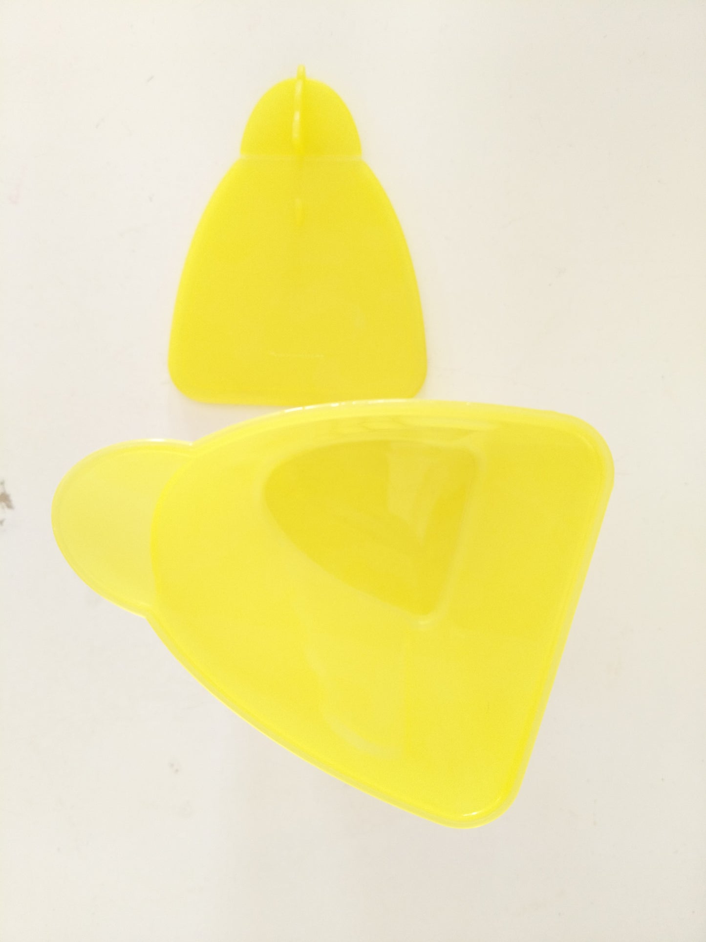 Petit pot verseur en plastique jaune Tupperware