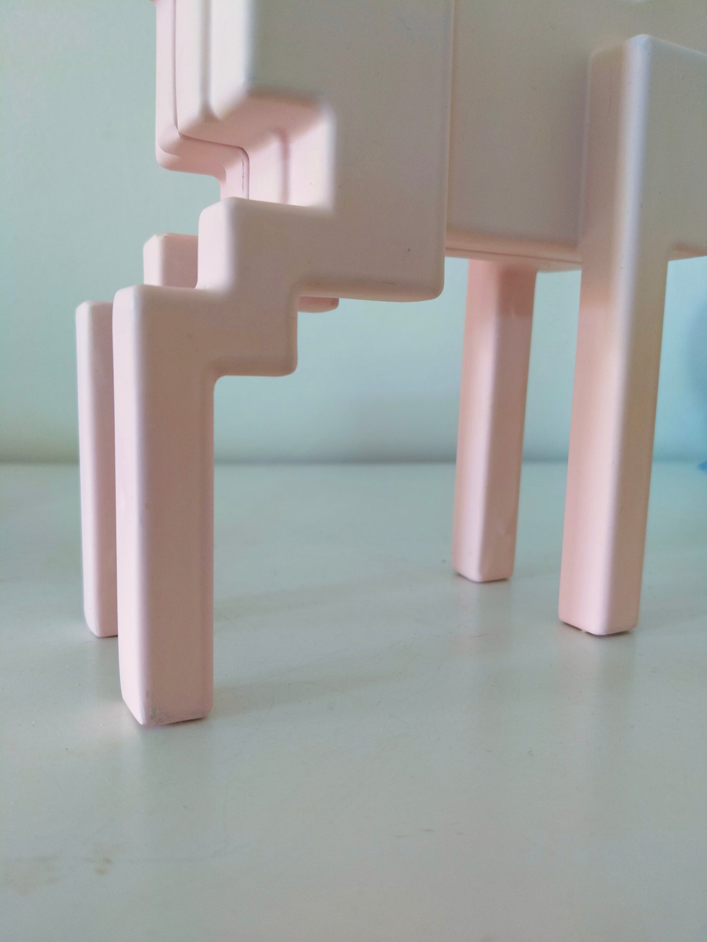 Cerf pixel rose par Monika Mulder pour ikea 2003