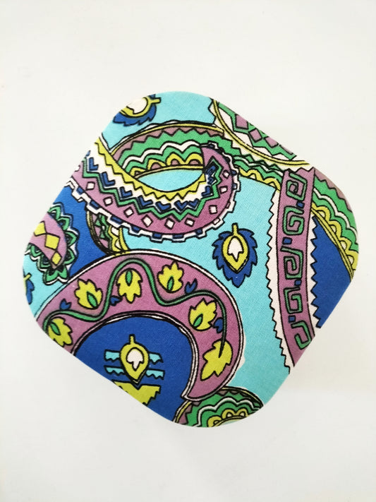 Ancienne boîte cartonnée et tissu