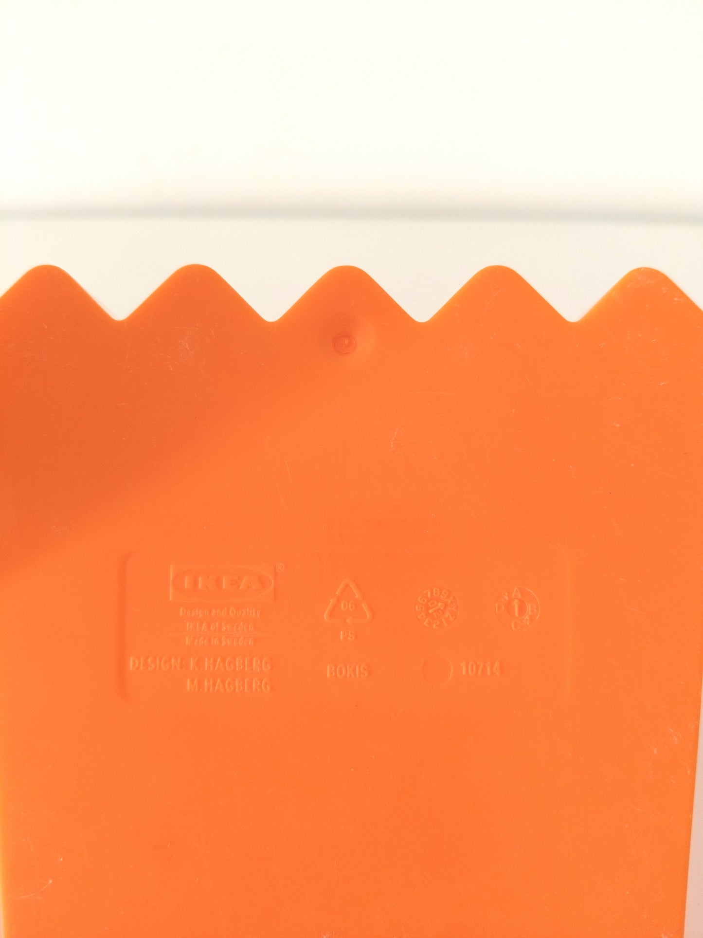 Serre-livres zig zag Bokis par K. et M. Hagberg pour Ikea 90's - cetaitmieuxavant