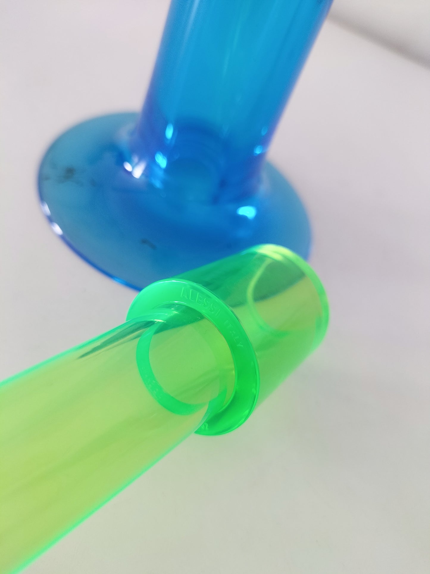 Vase soliflore "Flûte" en plexi de Stefano Giovannoni pour Alessi 2002