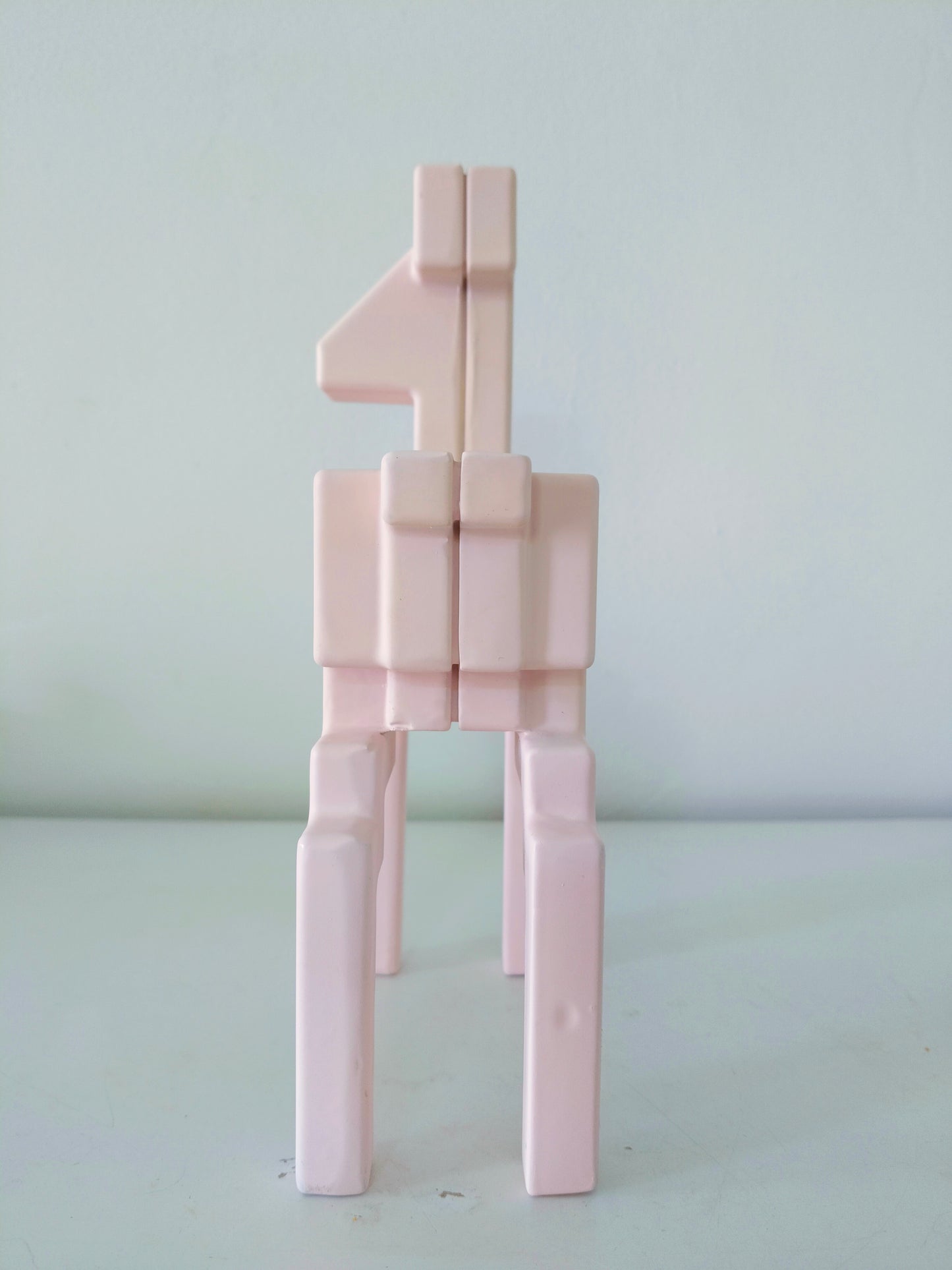 Cerf pixel rose par Monika Mulder pour ikea 2003