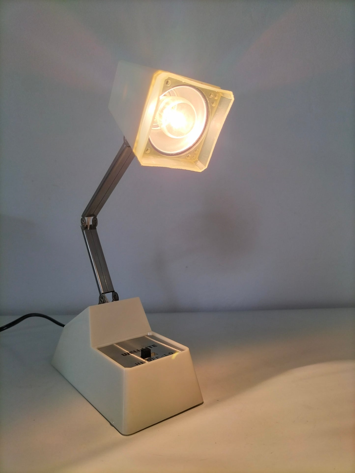 Lampe de table ou murale Well-Lite made in Hong-Kong