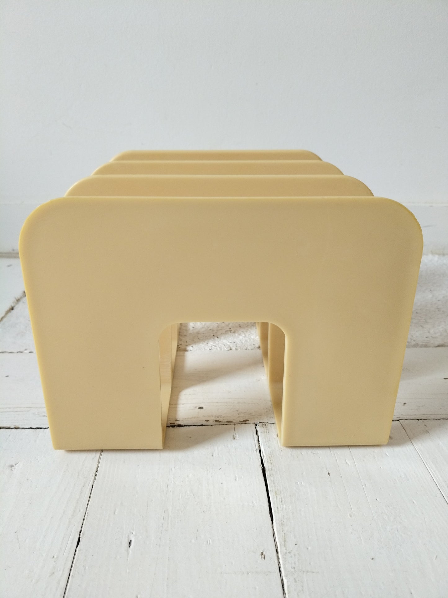 Range-livres/ magazines/ vinyles en plastique beige par Sven-Eric Juhlin pour Gustavsberg 1395