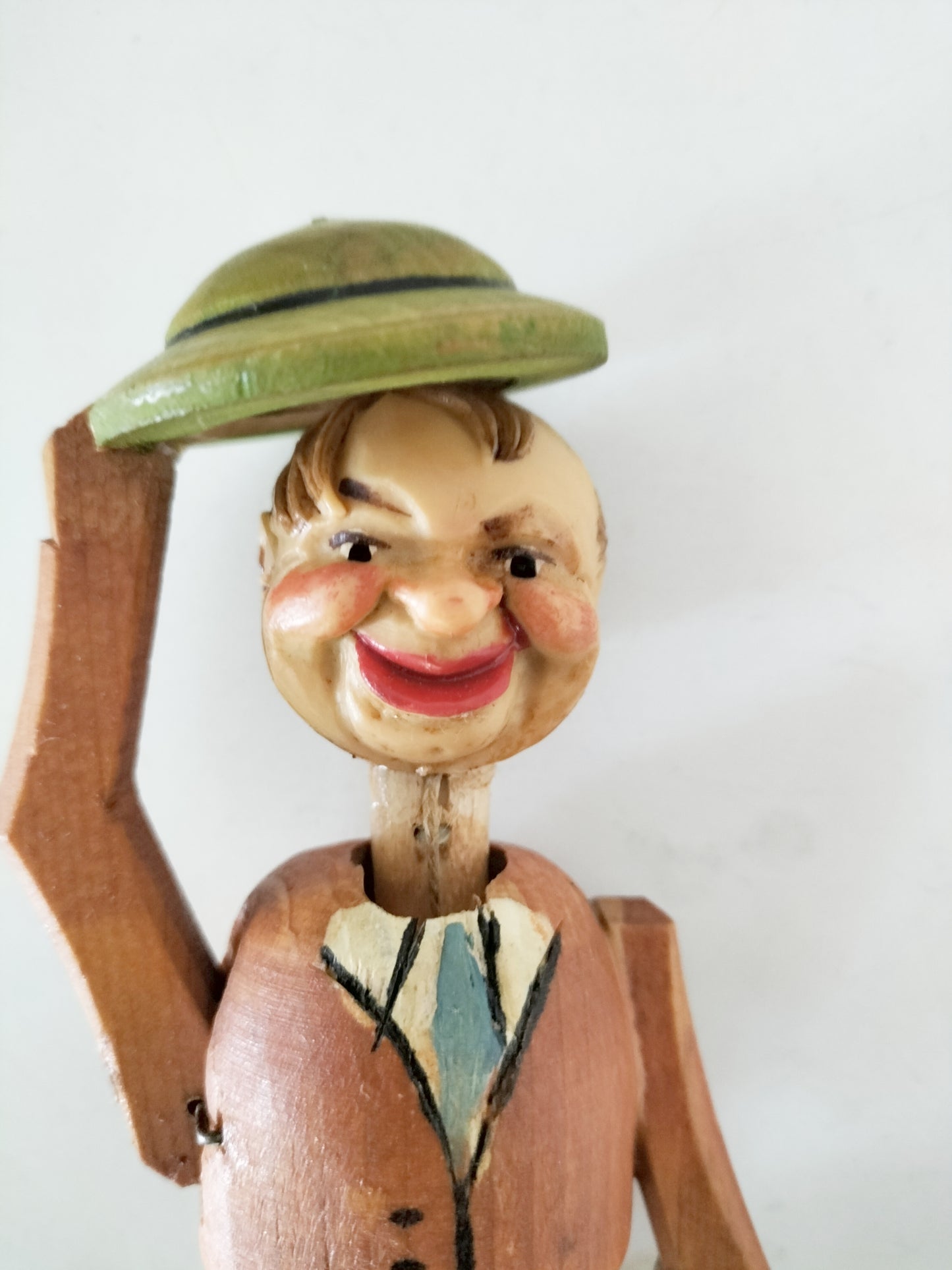 Ancien bouchon bonhomme tirant son chapeau en bois