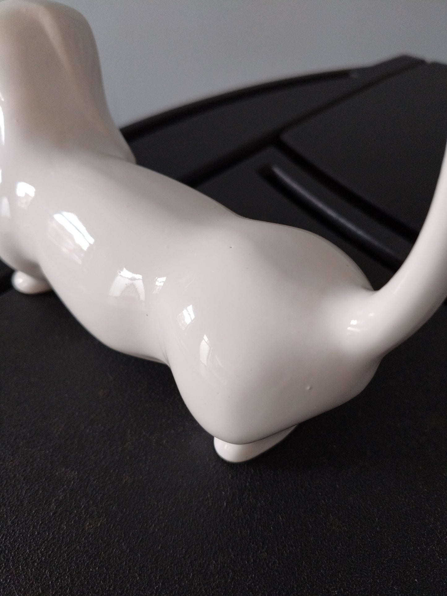 Teckel décoratif en céramique blanche
