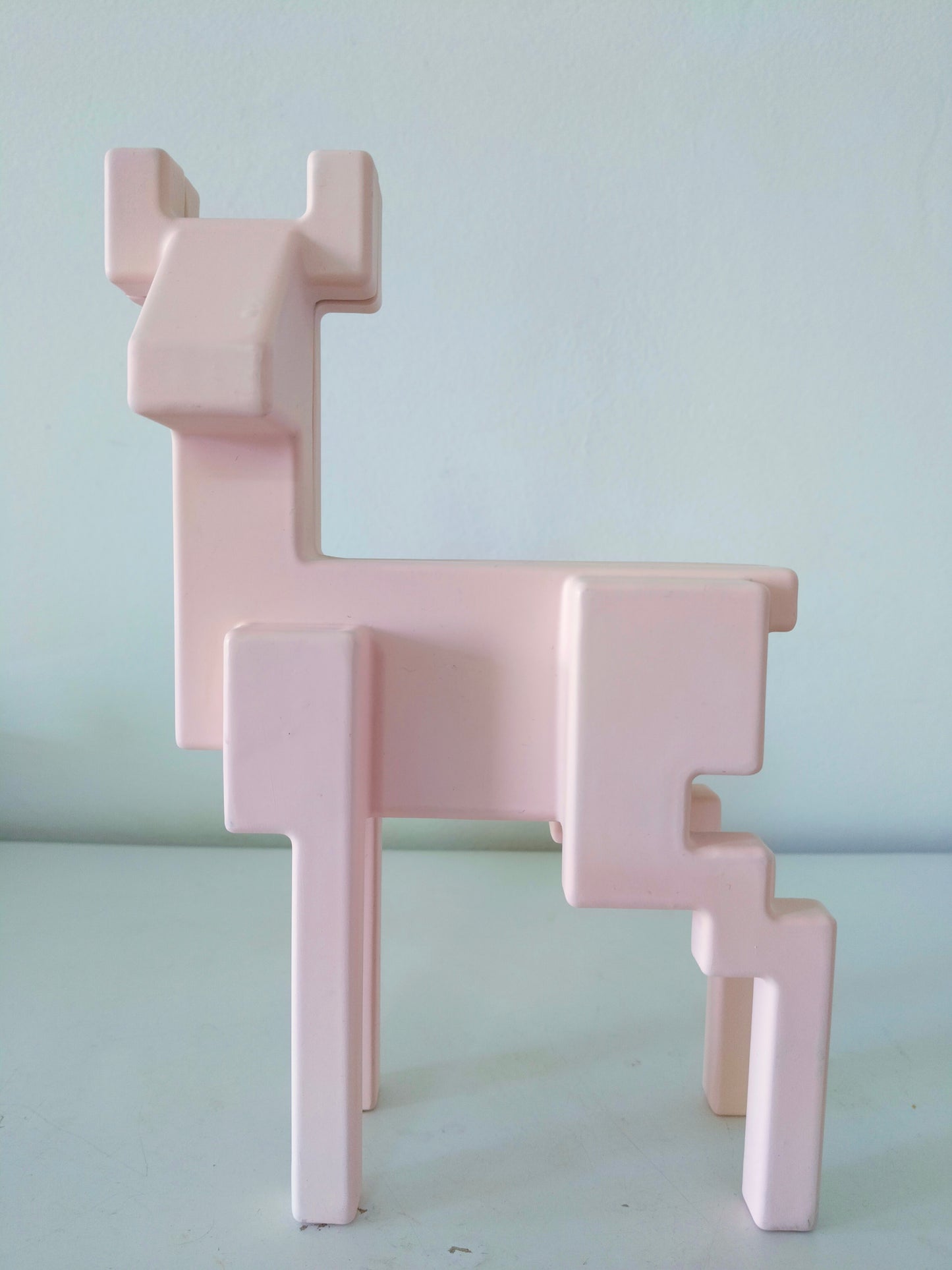 Cerf pixel rose par Monika Mulder pour ikea 2003