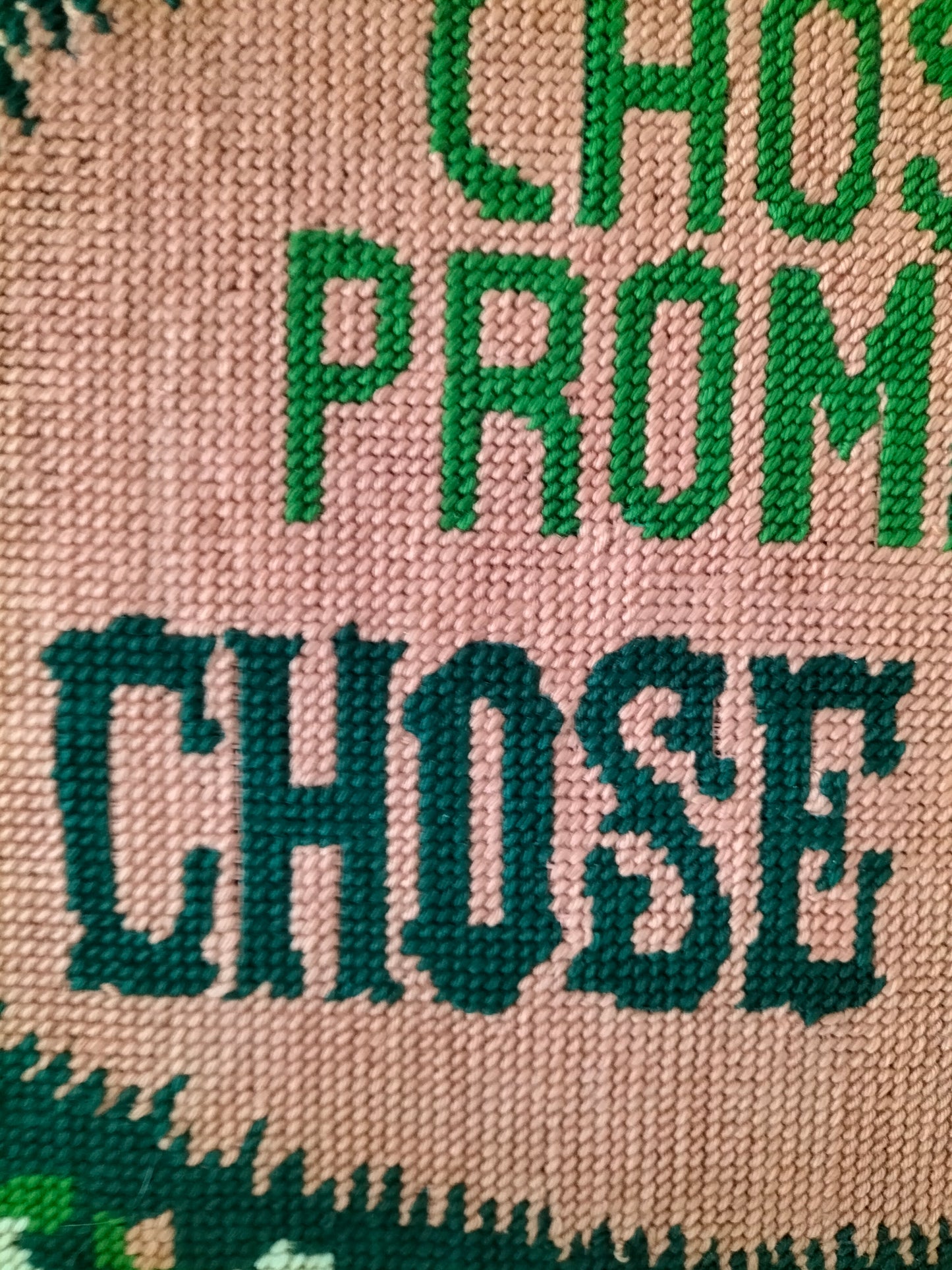 Ancien canevas/ point de croix/ de tapisserie encadré proverbe "chose promise, chose due"