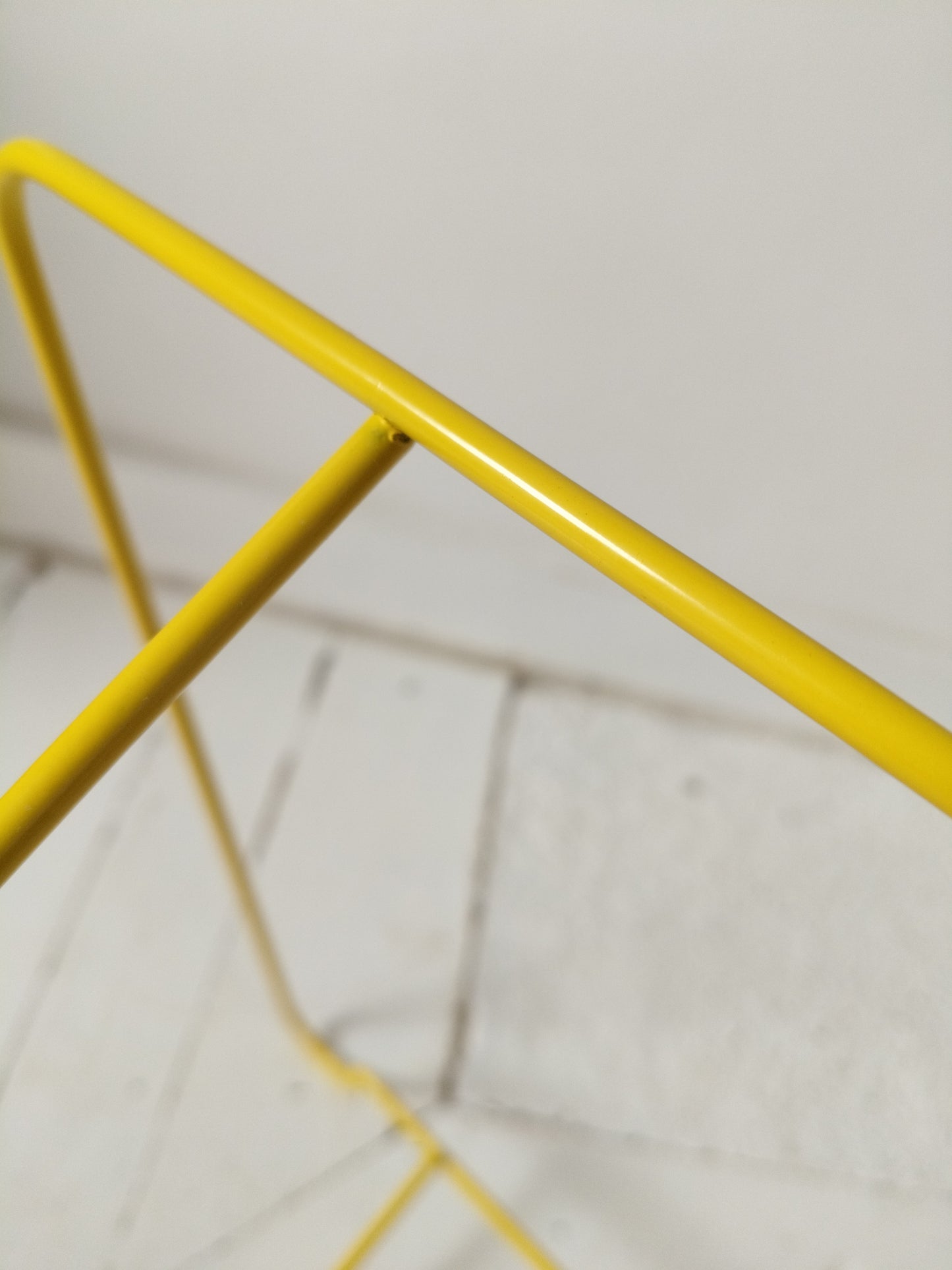Porte-revues/ range-livres métallique jaune Ikea Blejd 2016