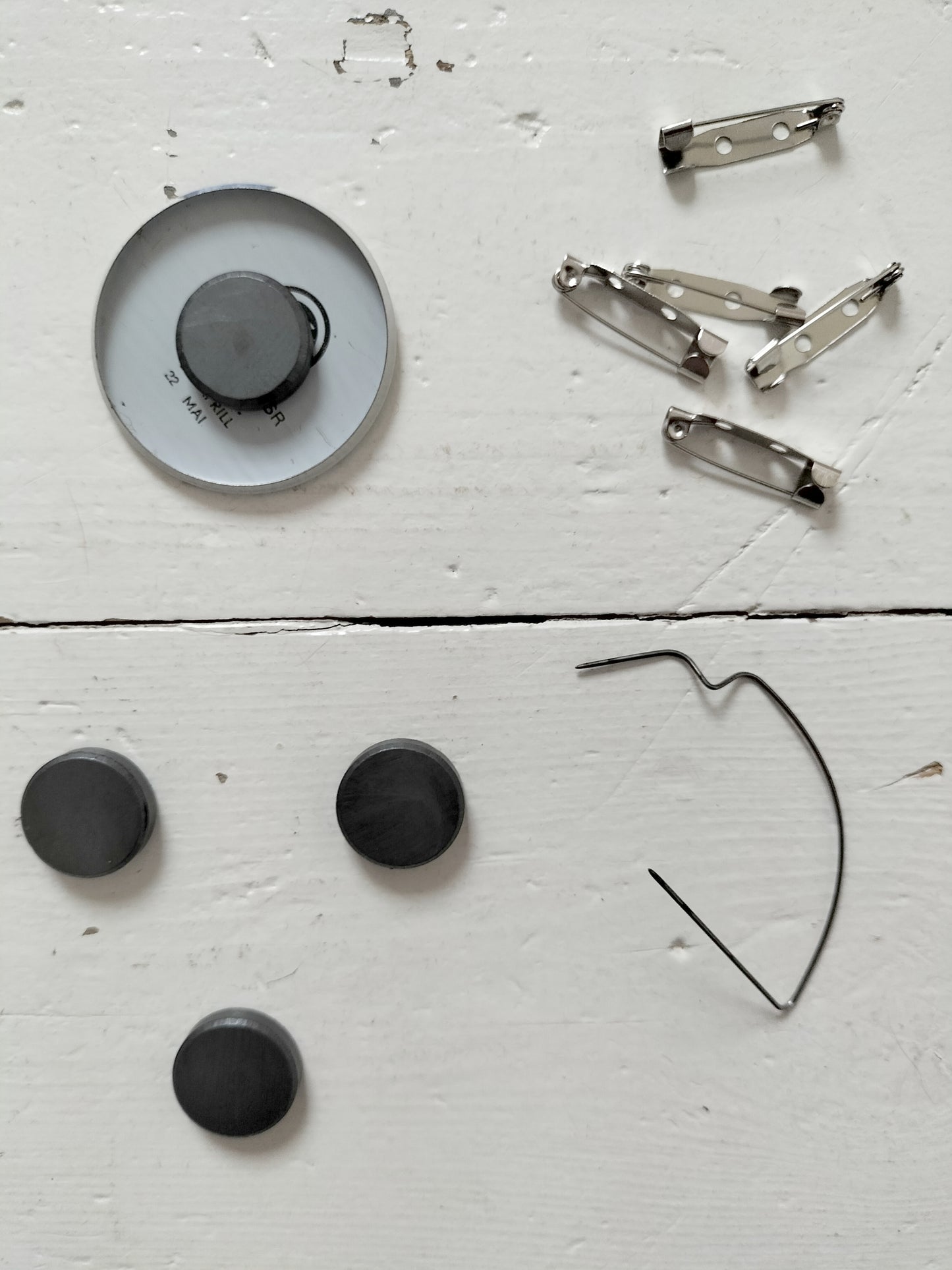 Ancien badge métallique 70's (ou magnet) Norma made in URSS (Estonie) à l'unité