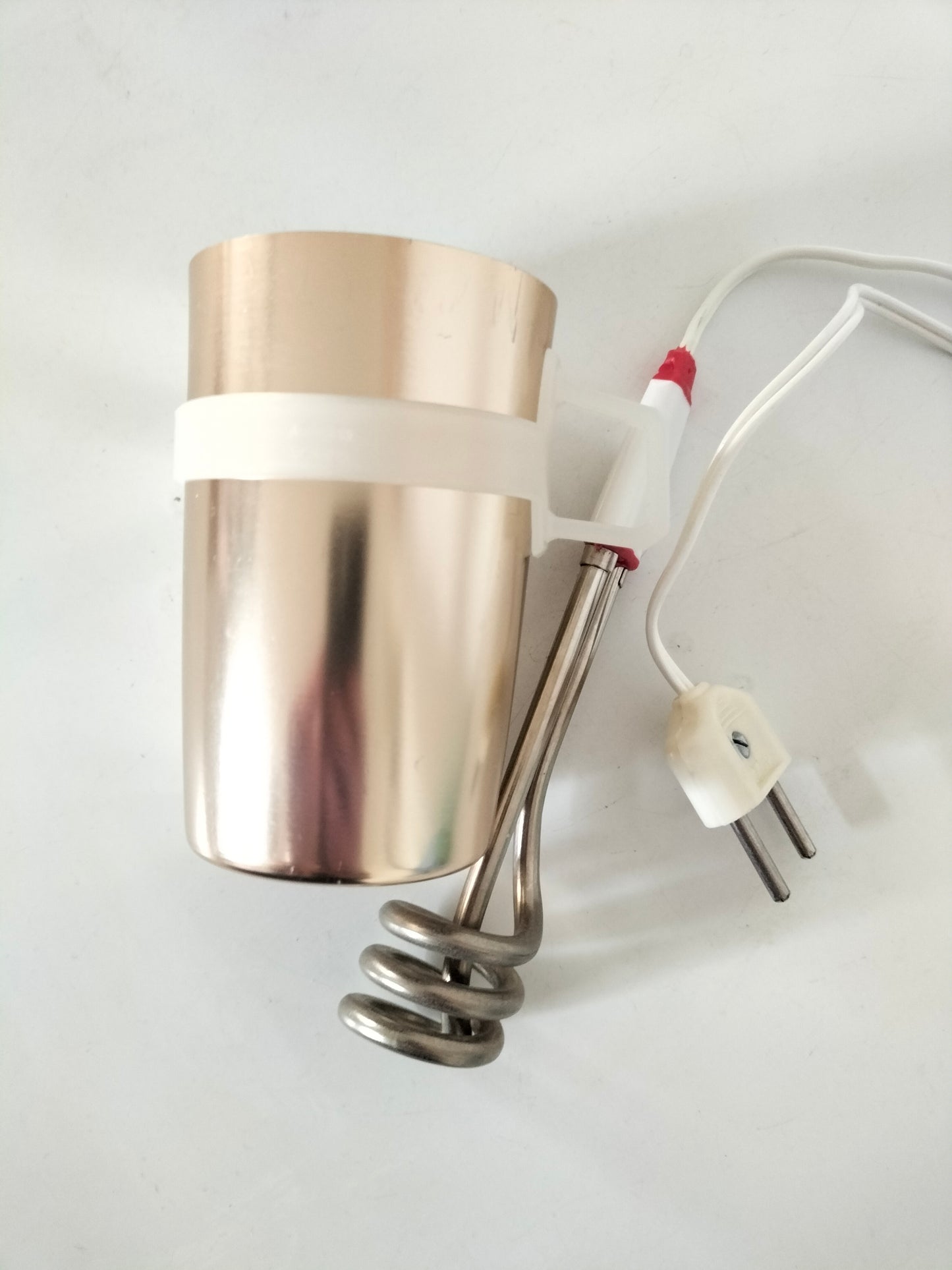 Chauffe-eau électrique de voyage et sa pochette