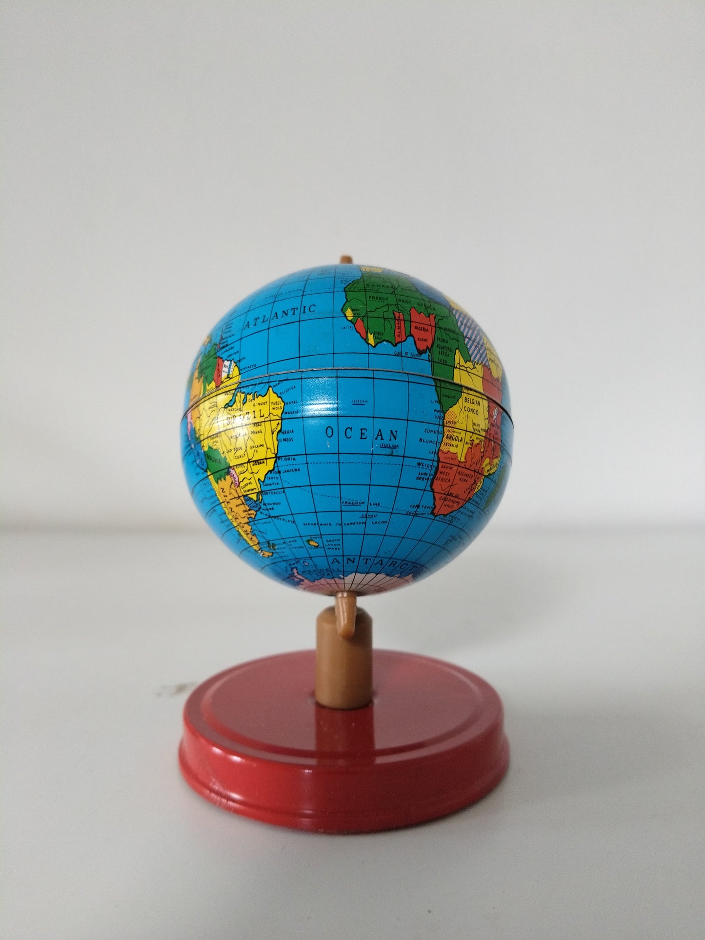 Ancienne petite tirelire mappemonde en tôle Hong Kong