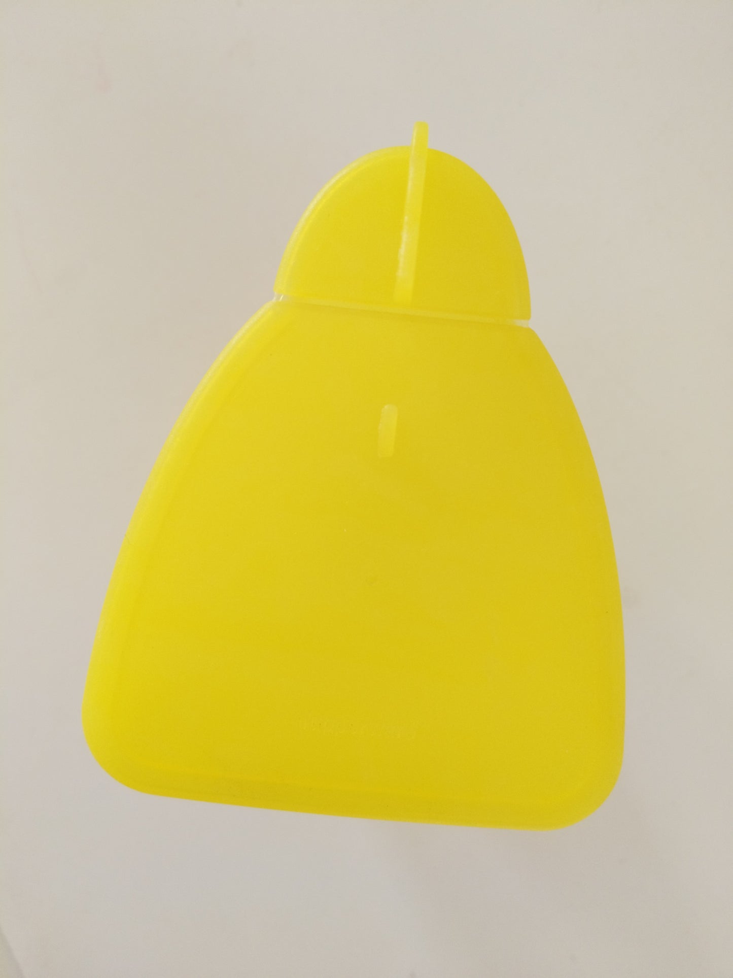Petit pot verseur en plastique jaune Tupperware