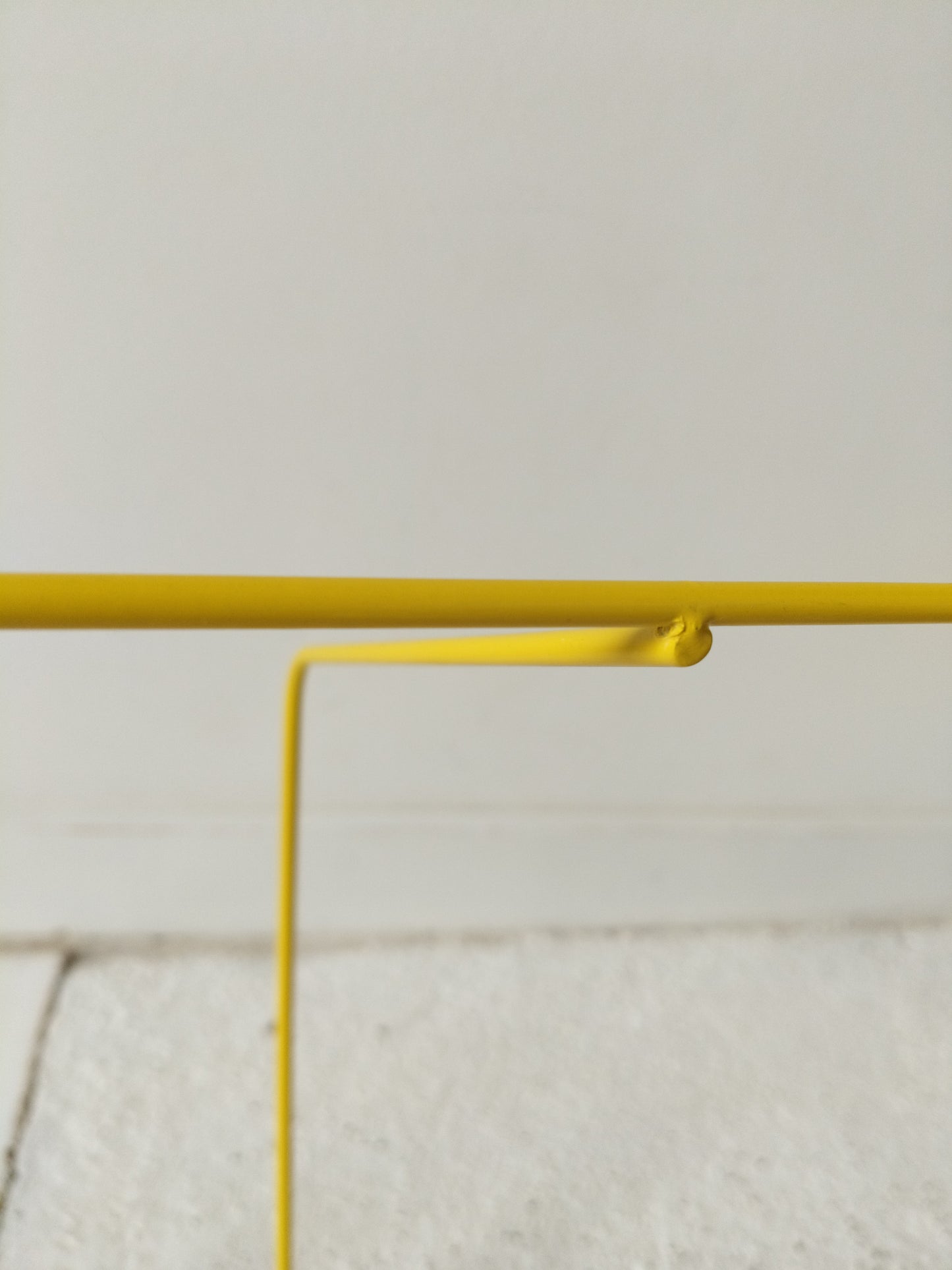 Porte-revues/ range-livres métallique jaune Ikea Blejd 2016