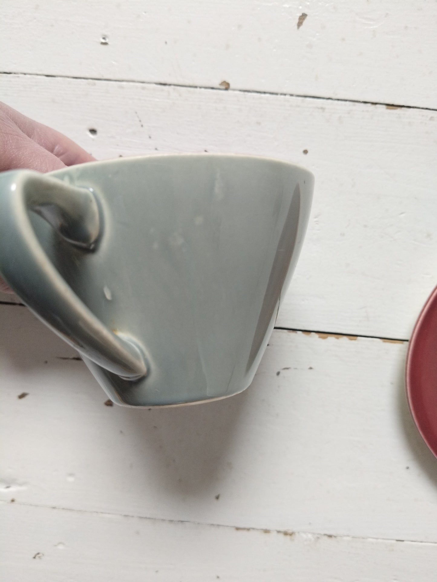 Ensemble 1 tasse grise et 1 soucoupe bordeaux Boch La Louvière Miami Bicolore