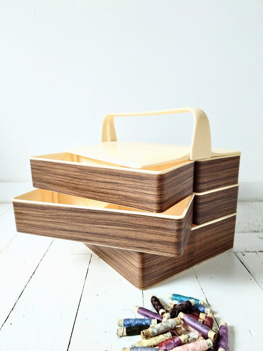 Travailleuse/ grosse boîte à couture en plastique