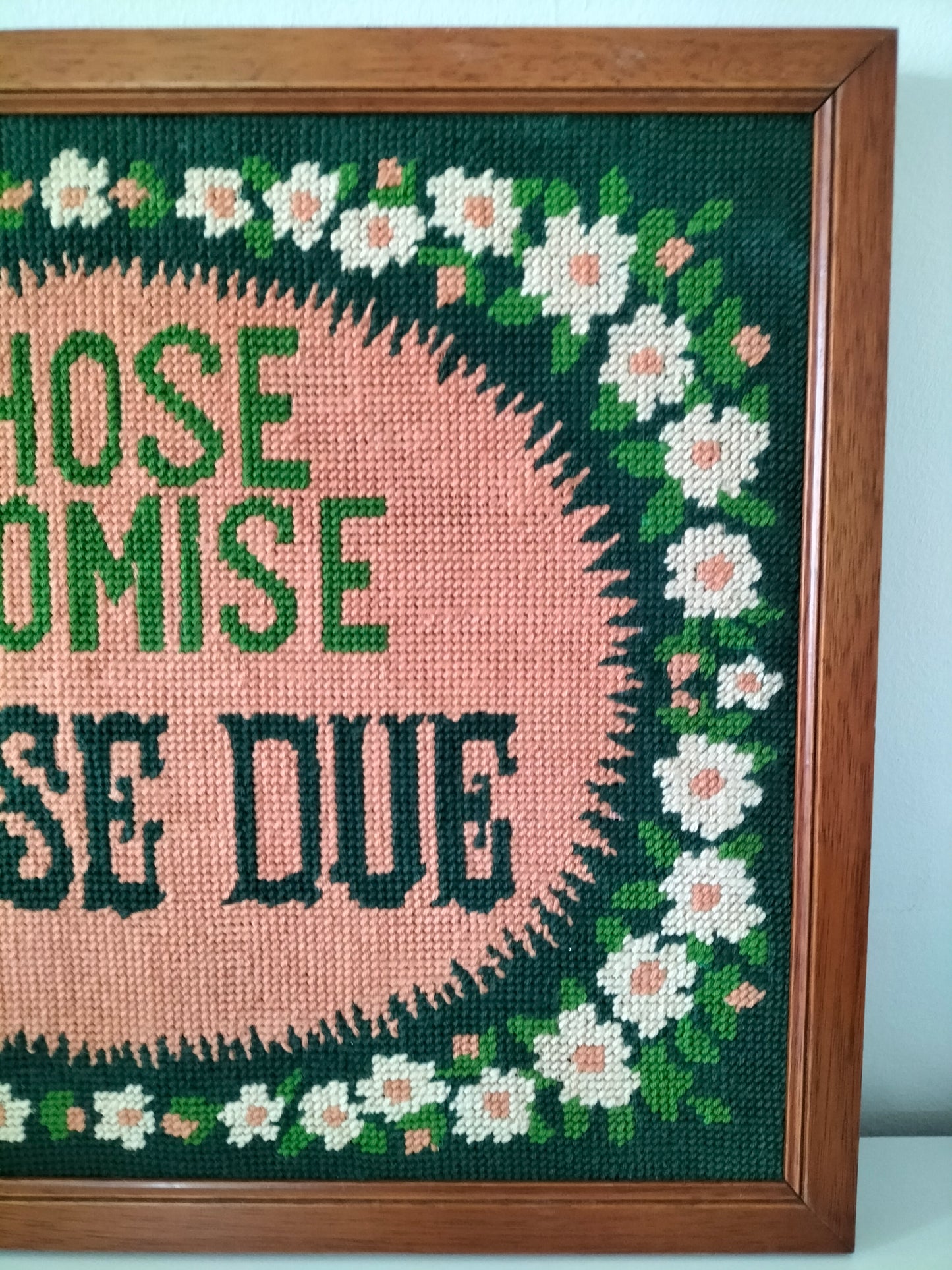 Ancien canevas/ point de croix/ de tapisserie encadré proverbe "chose promise, chose due"
