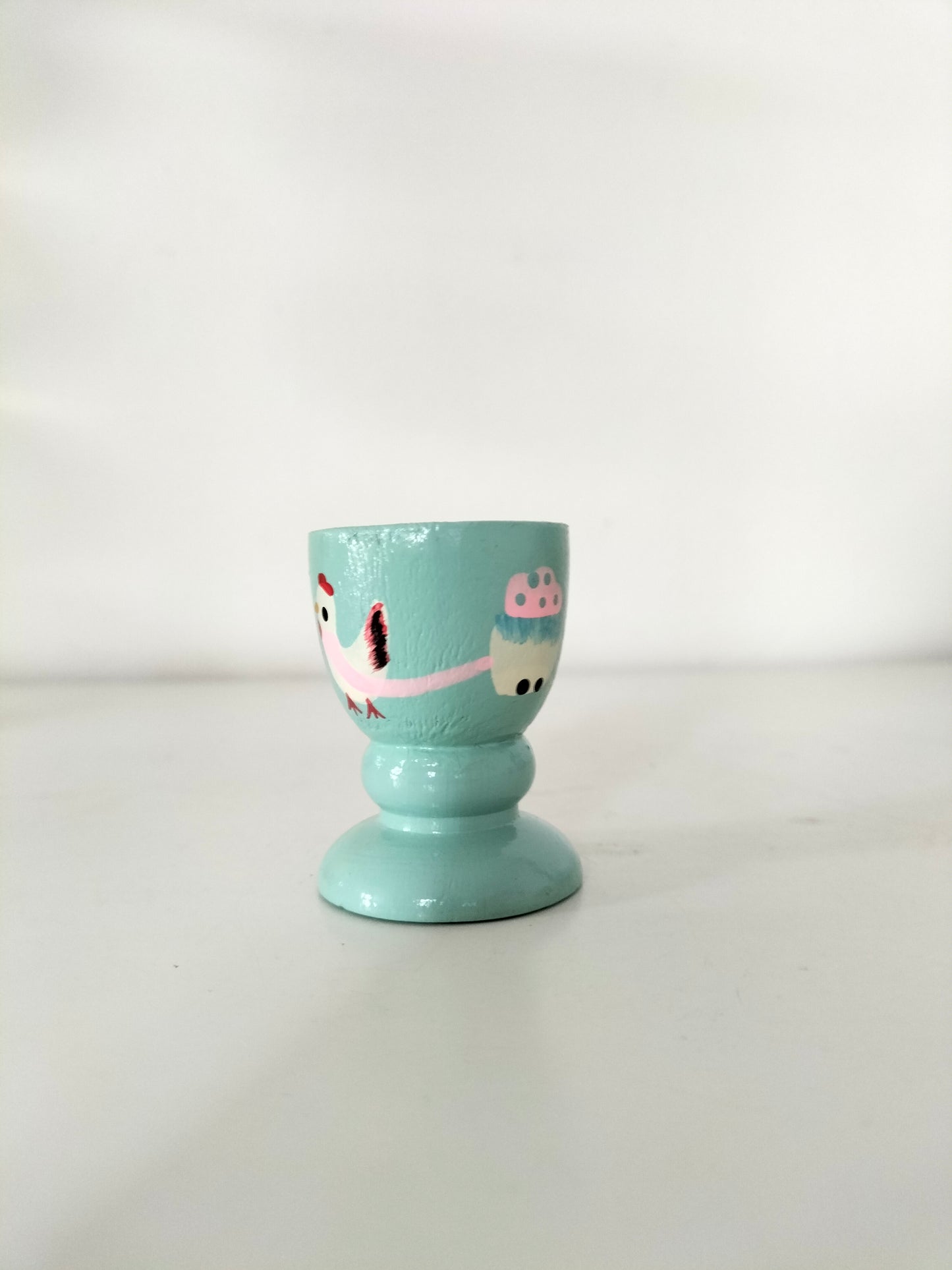 Ensemble de 6 coquetiers en bois peints à la main (2 lots disponibles)