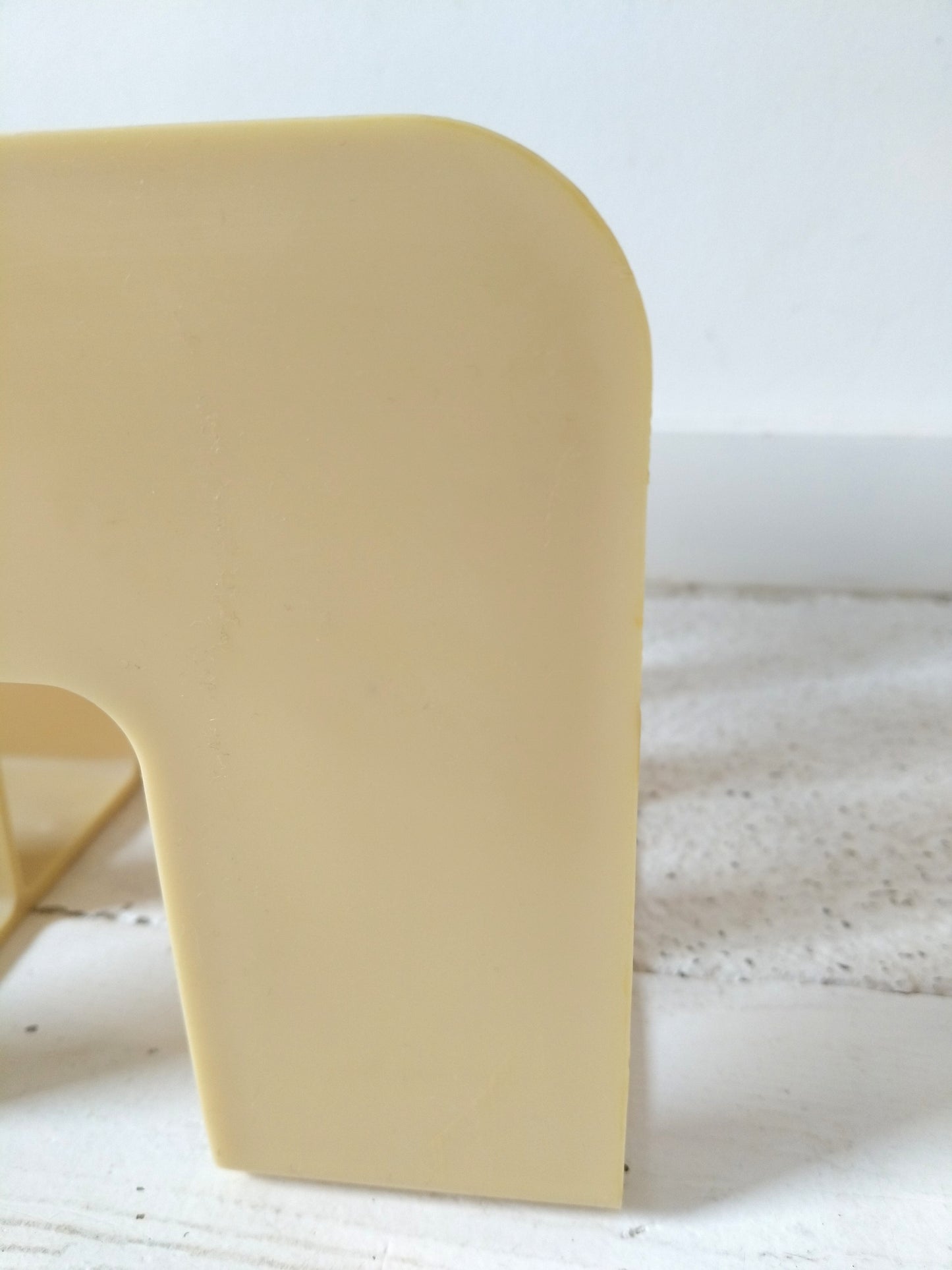 Range-livres/ magazines/ vinyles en plastique beige par Sven-Eric Juhlin pour Gustavsberg 1395