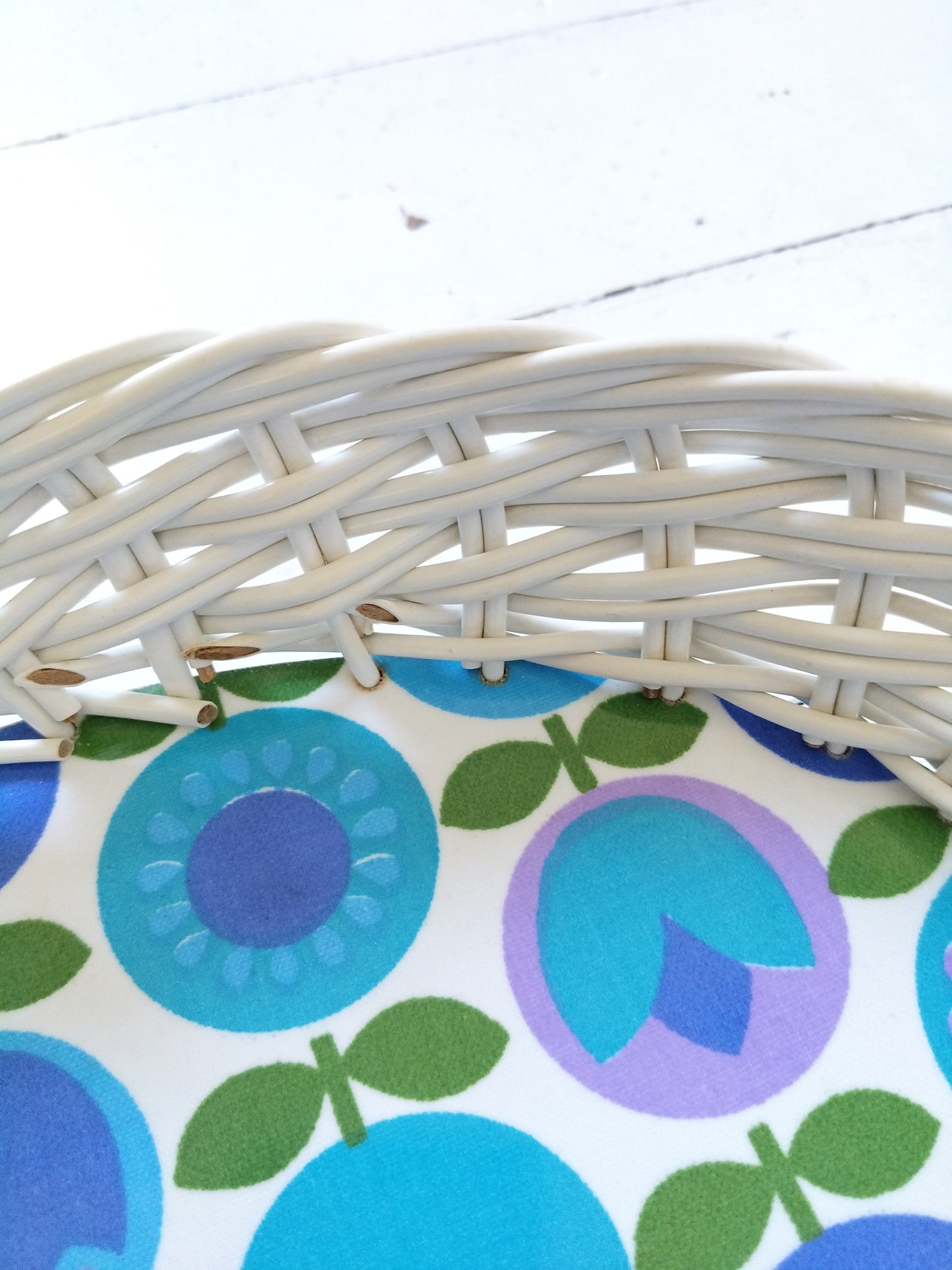 Corbeille vintage flower power en formica et scoubidou