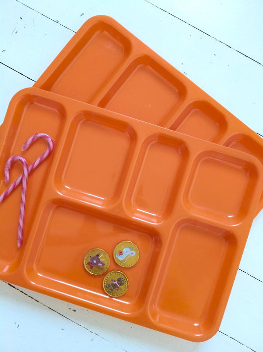 Plateau repas compartimenté en plastique orange (à l'unité - 2 dispos)