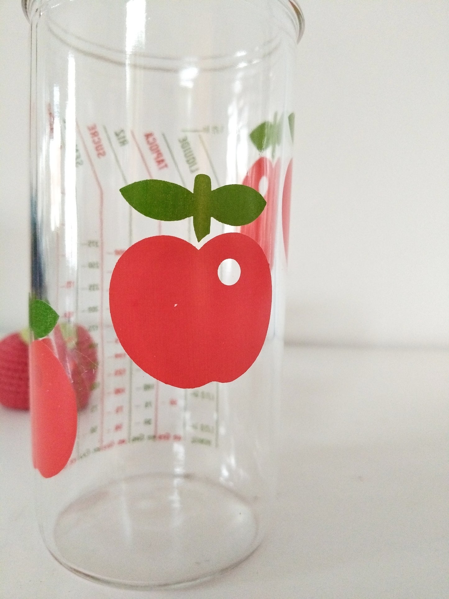 Verre doseur mesureur/ récipient gradué/ Henkel décor pommes
