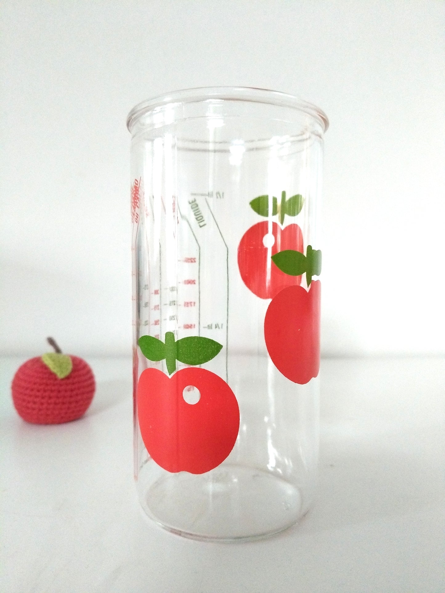 Verre doseur mesureur/ récipient gradué/ Henkel décor pommes